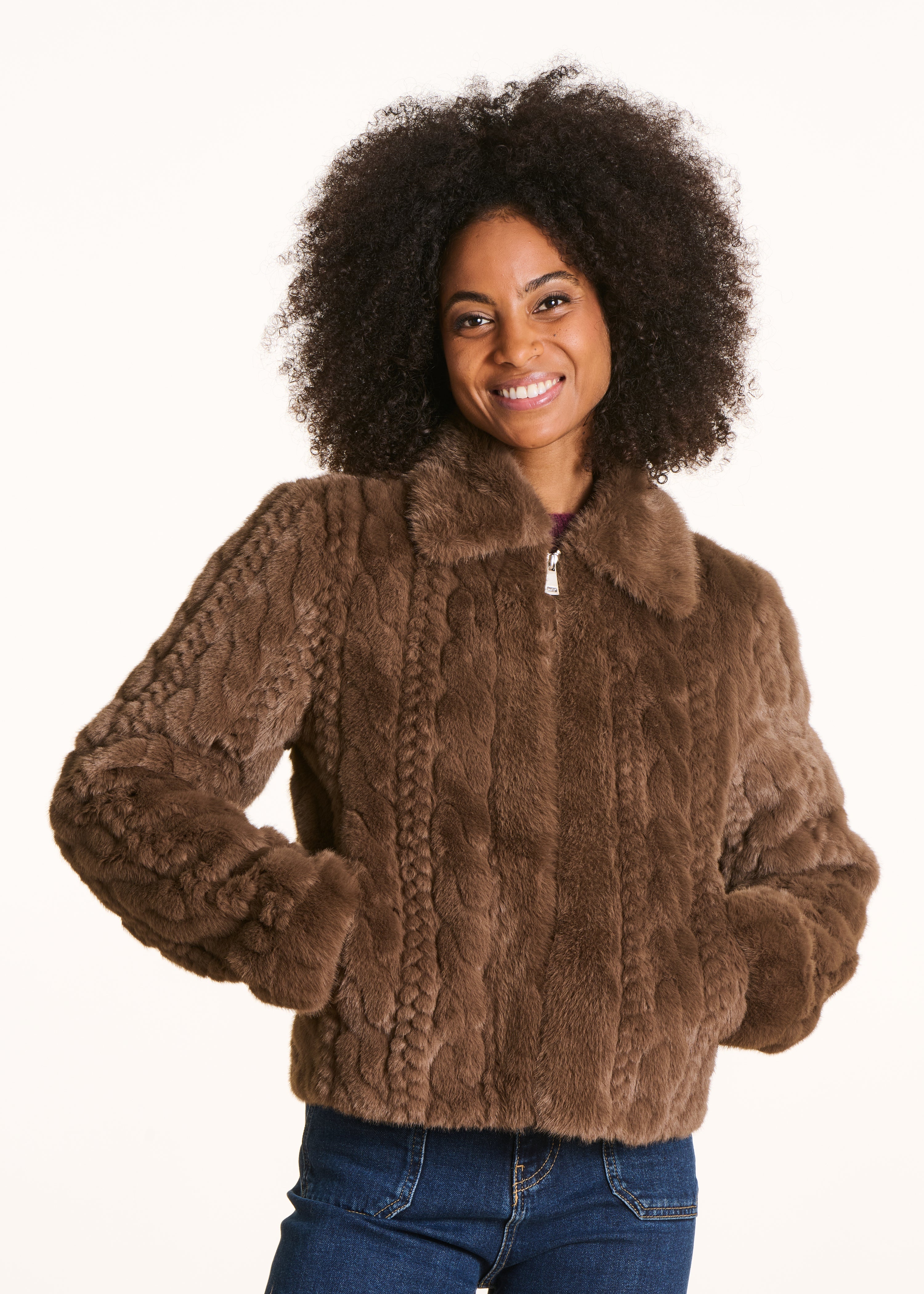 Manteau court noir en fausse fourrure