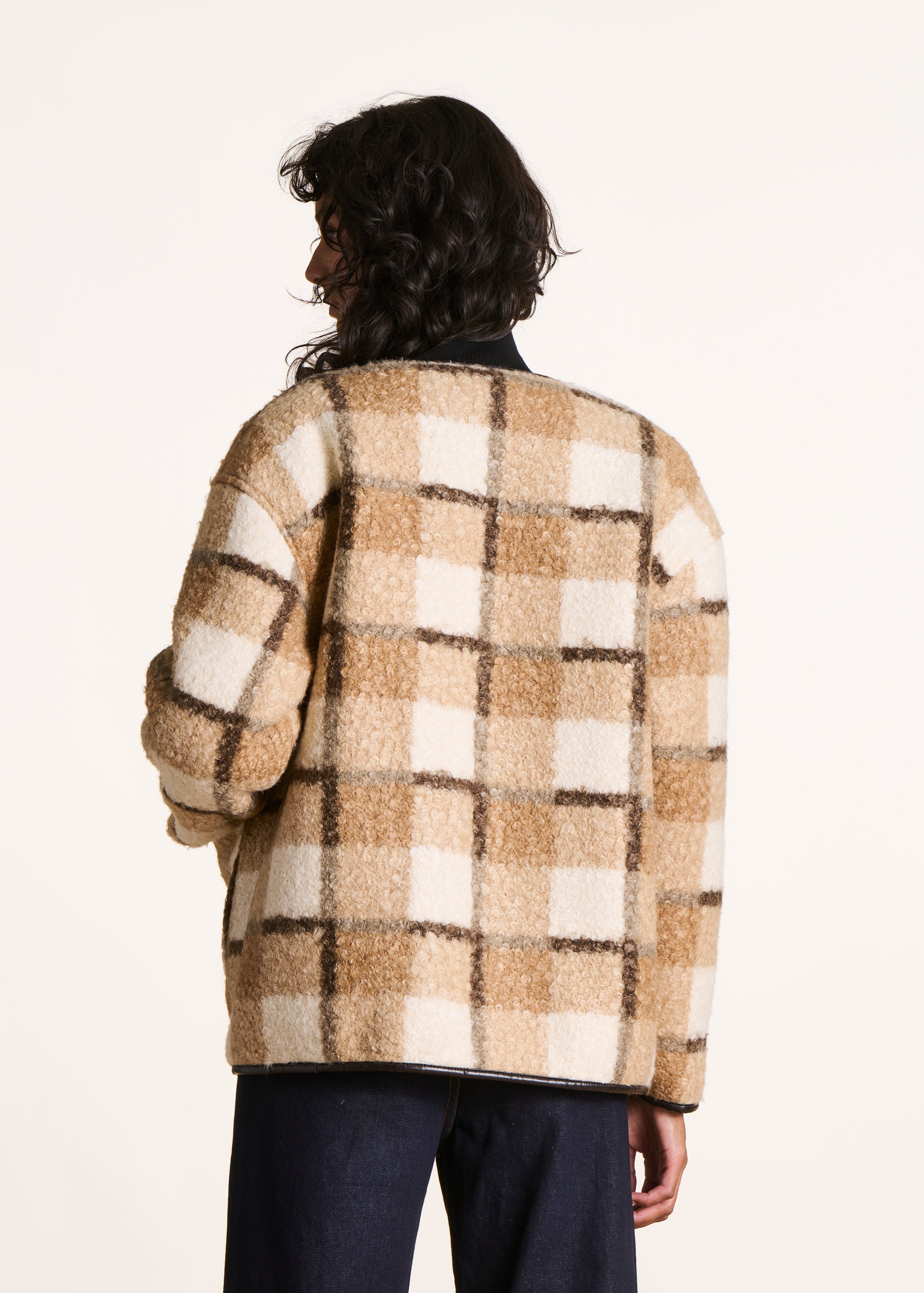 Veste beige courte bouclette à carreaux