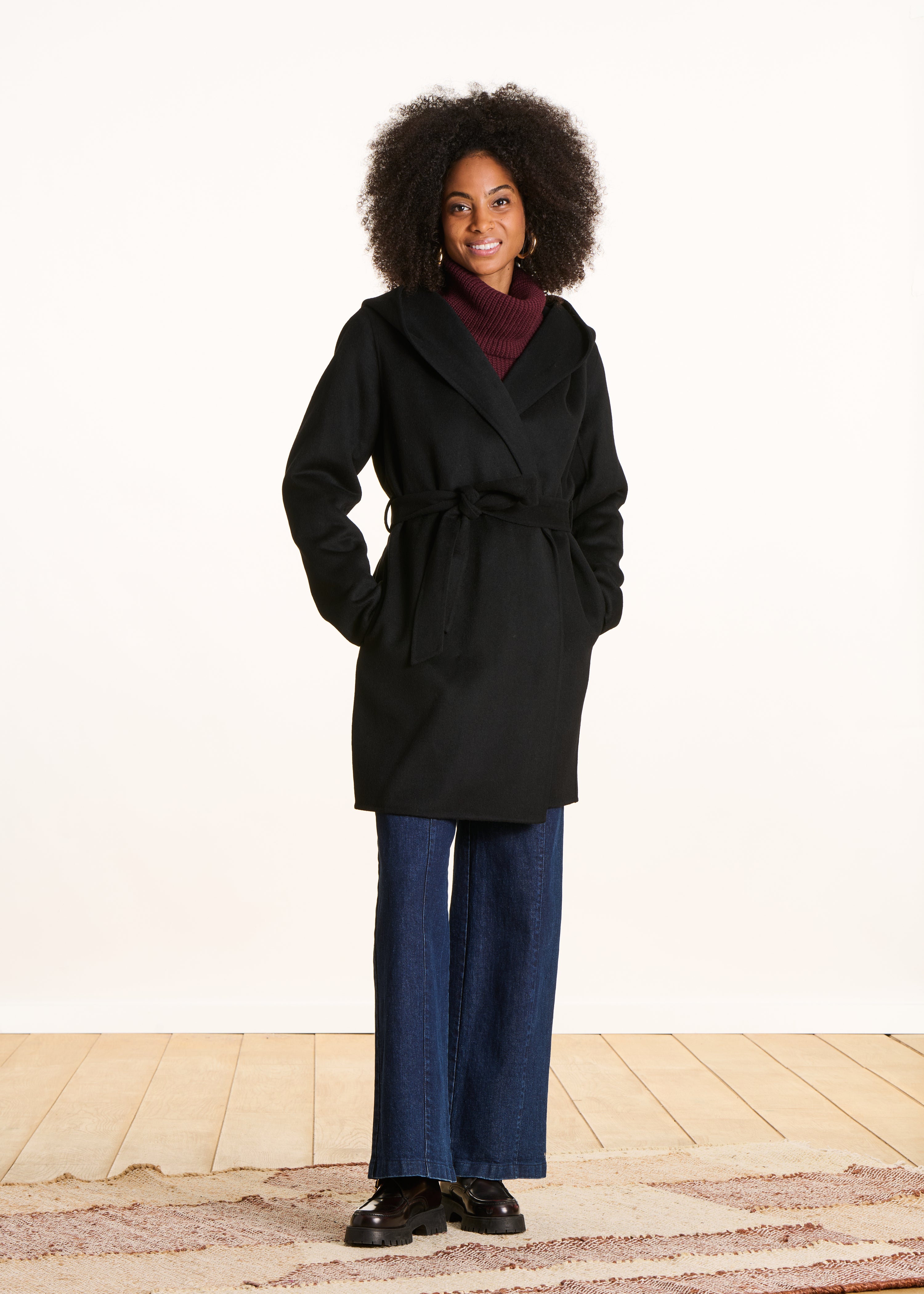 Manteau 3/4 noir à capuche en laine