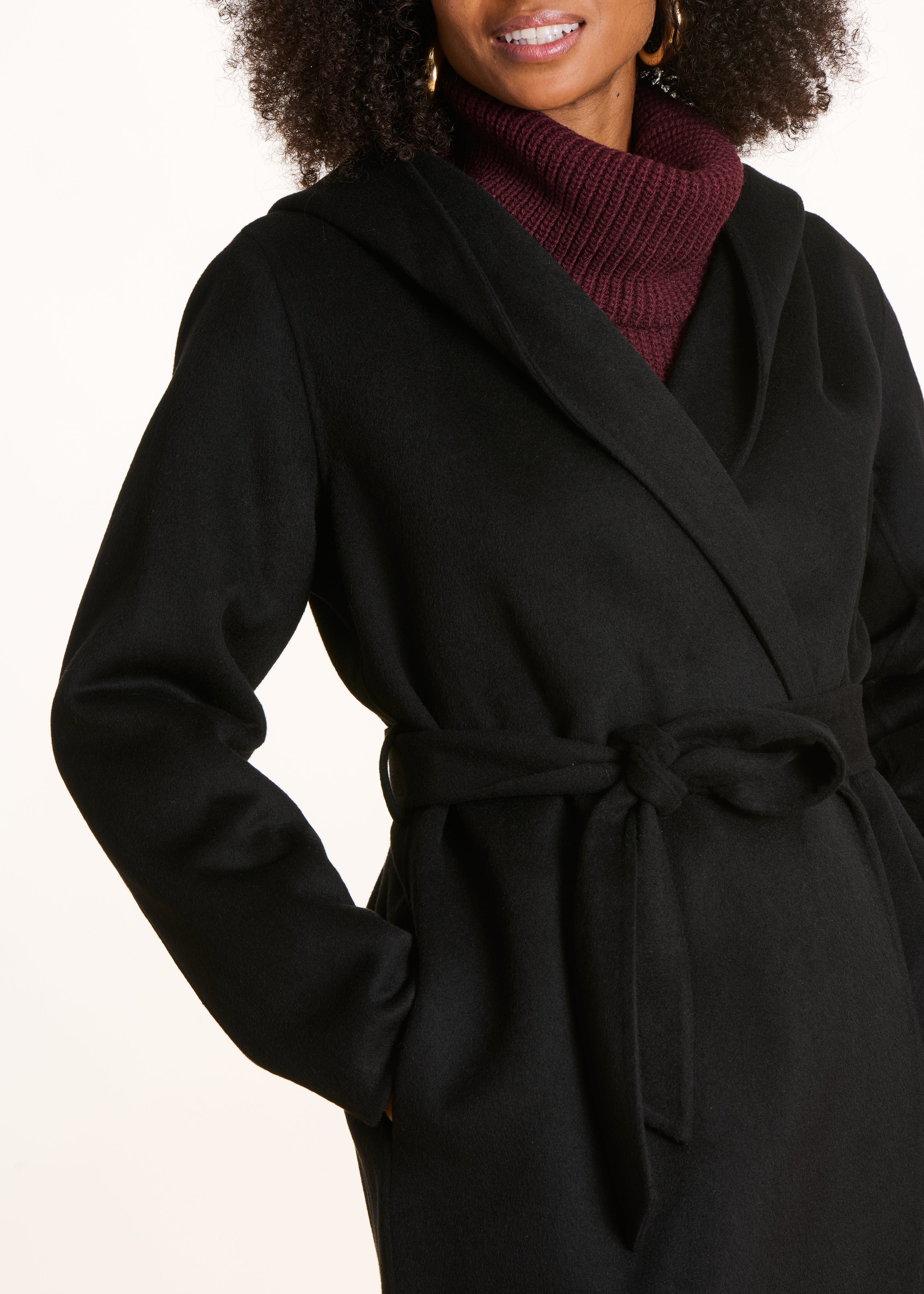 Manteau 3/4 noir à capuche en laine