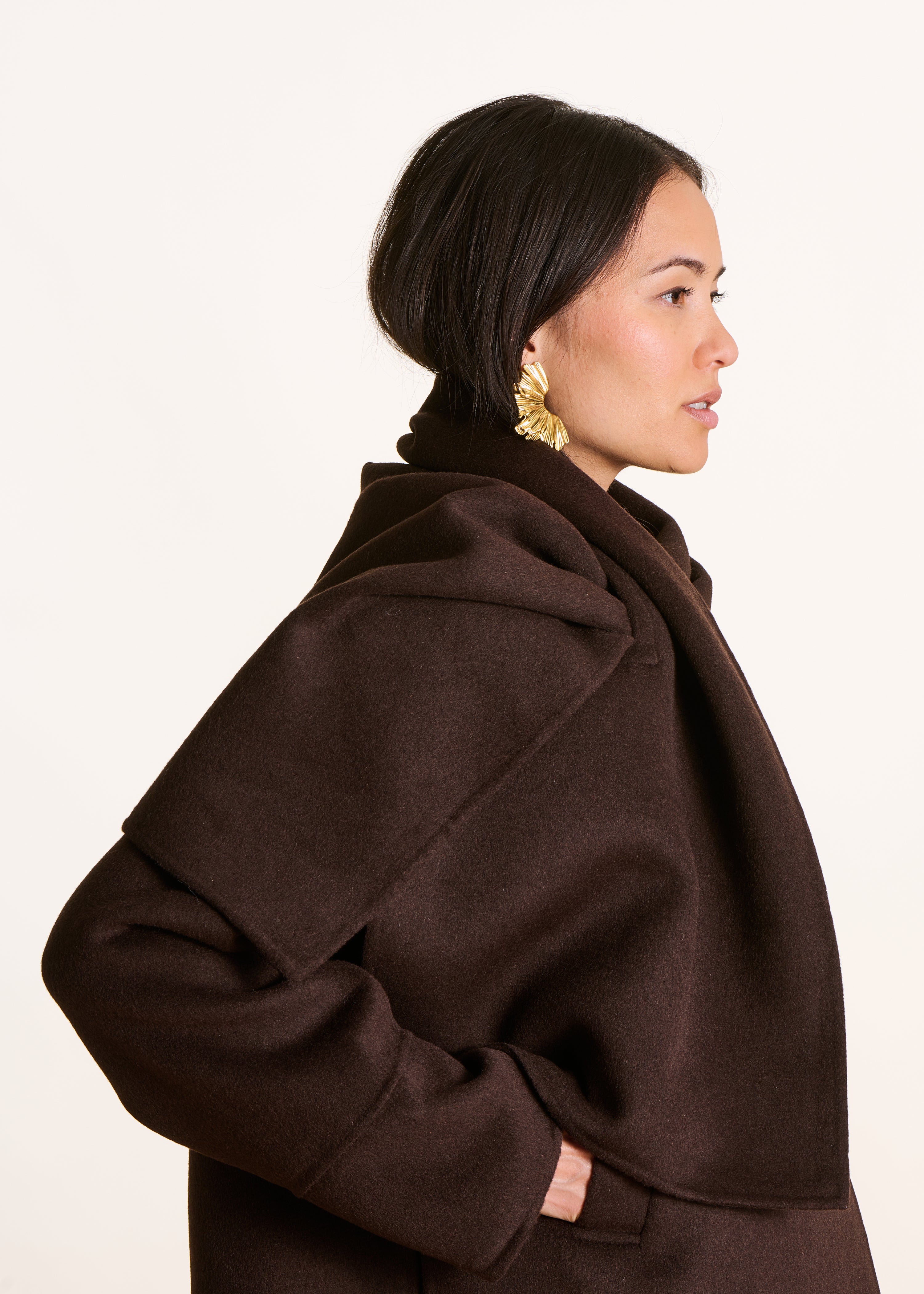 Manteau court marron en laine avec écharpe amovible
