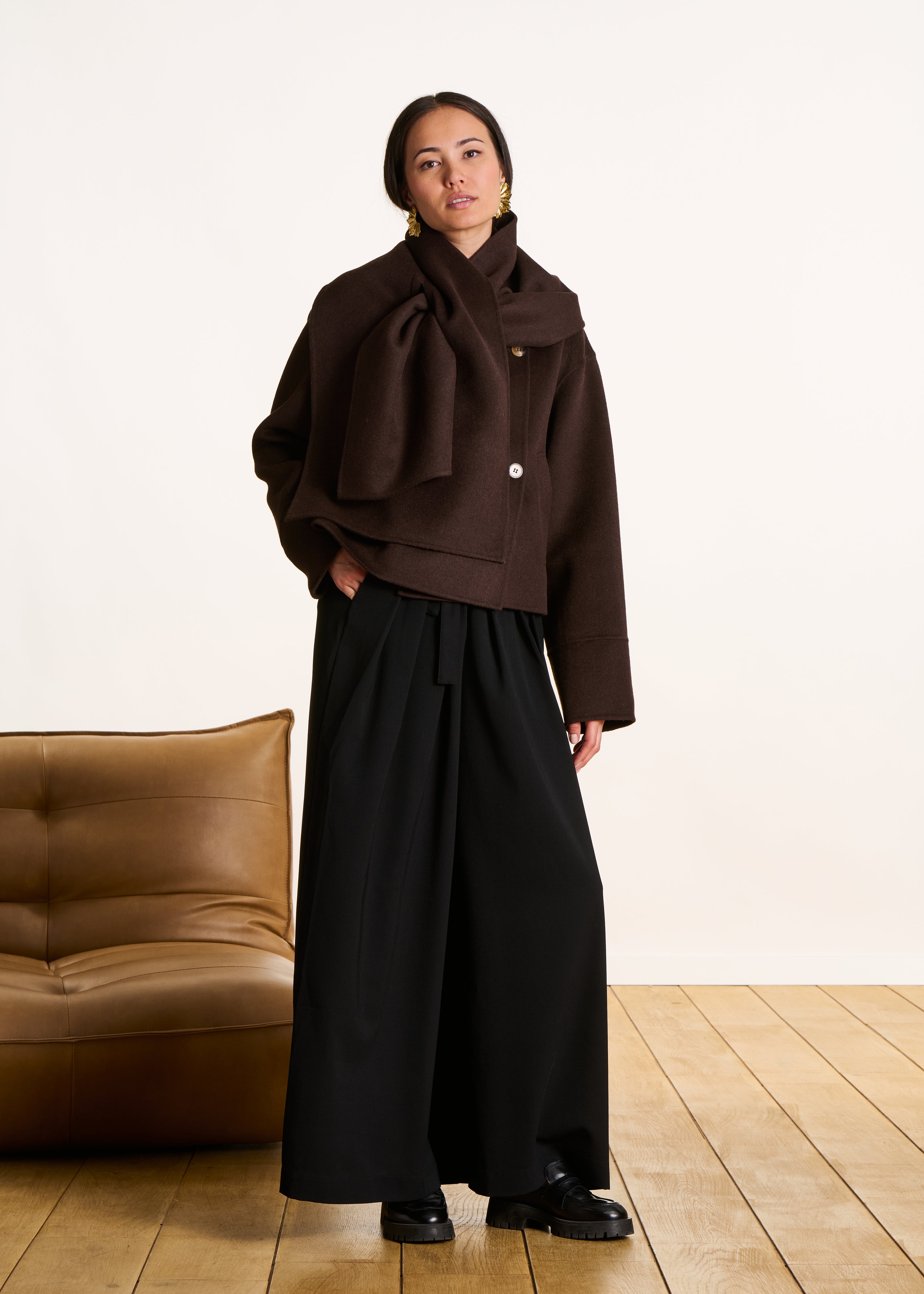 Manteau court marron en laine avec écharpe amovible