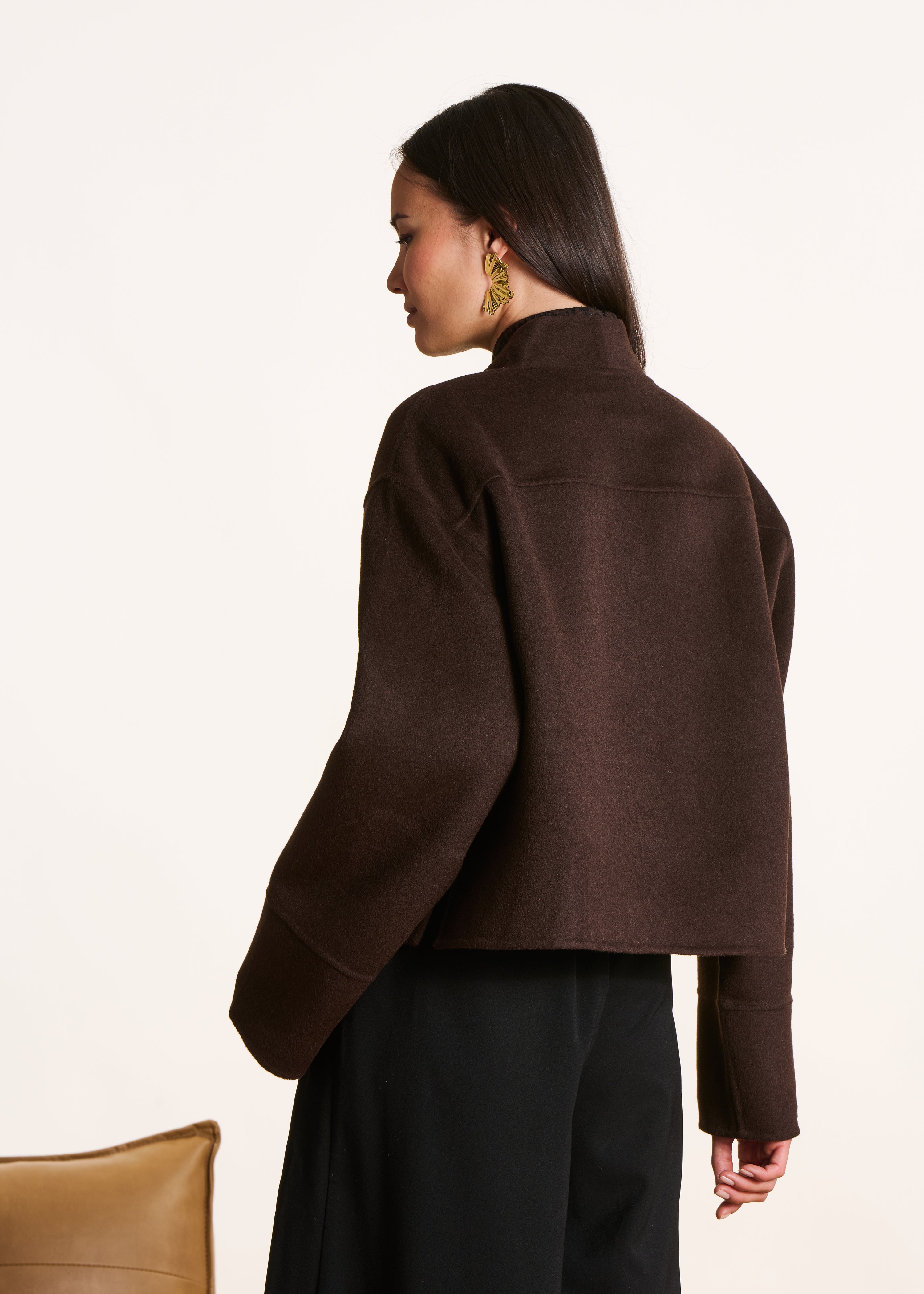 Manteau court marron en laine avec écharpe amovible