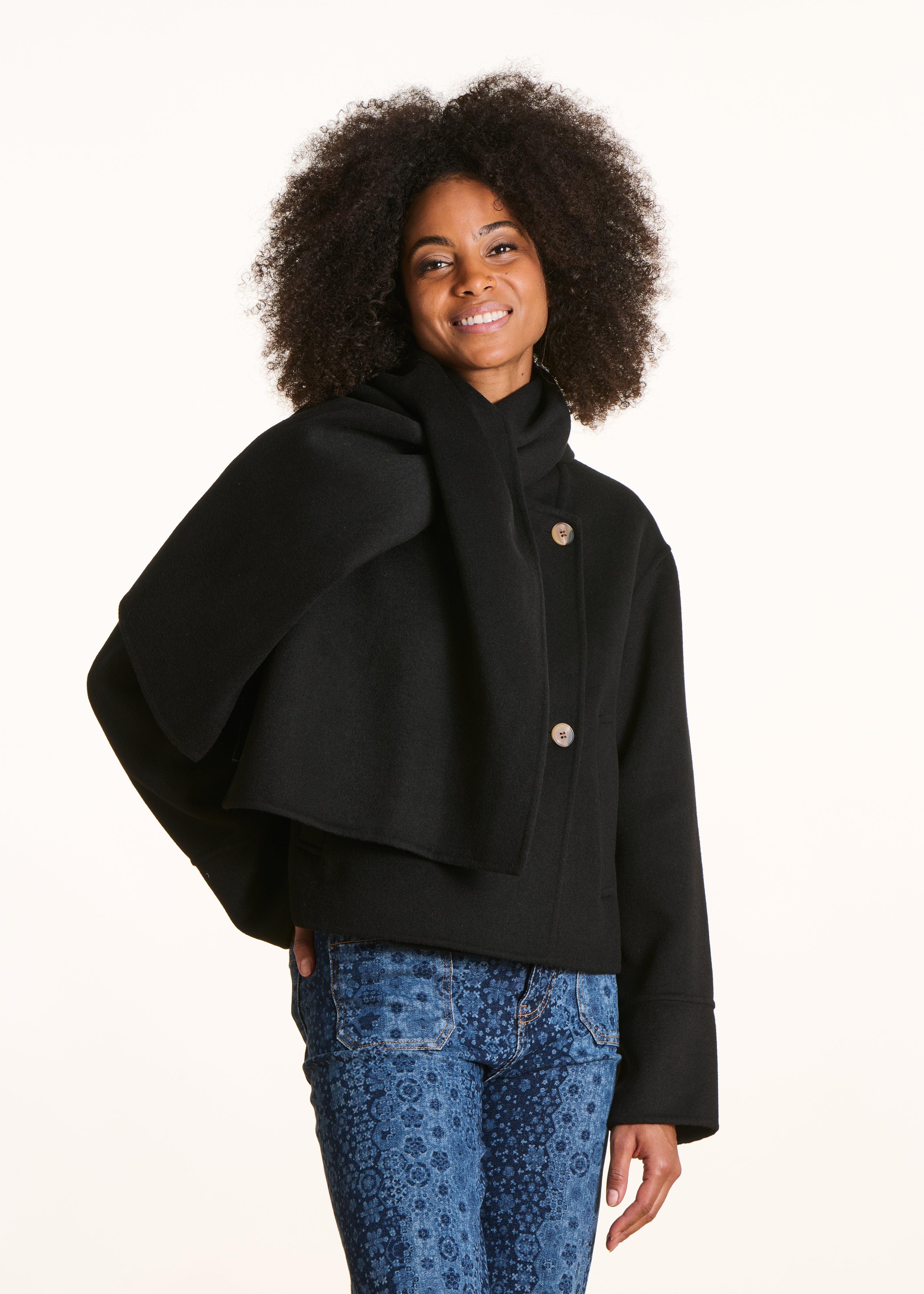 Manteau court noir en laine à écharpe amovible