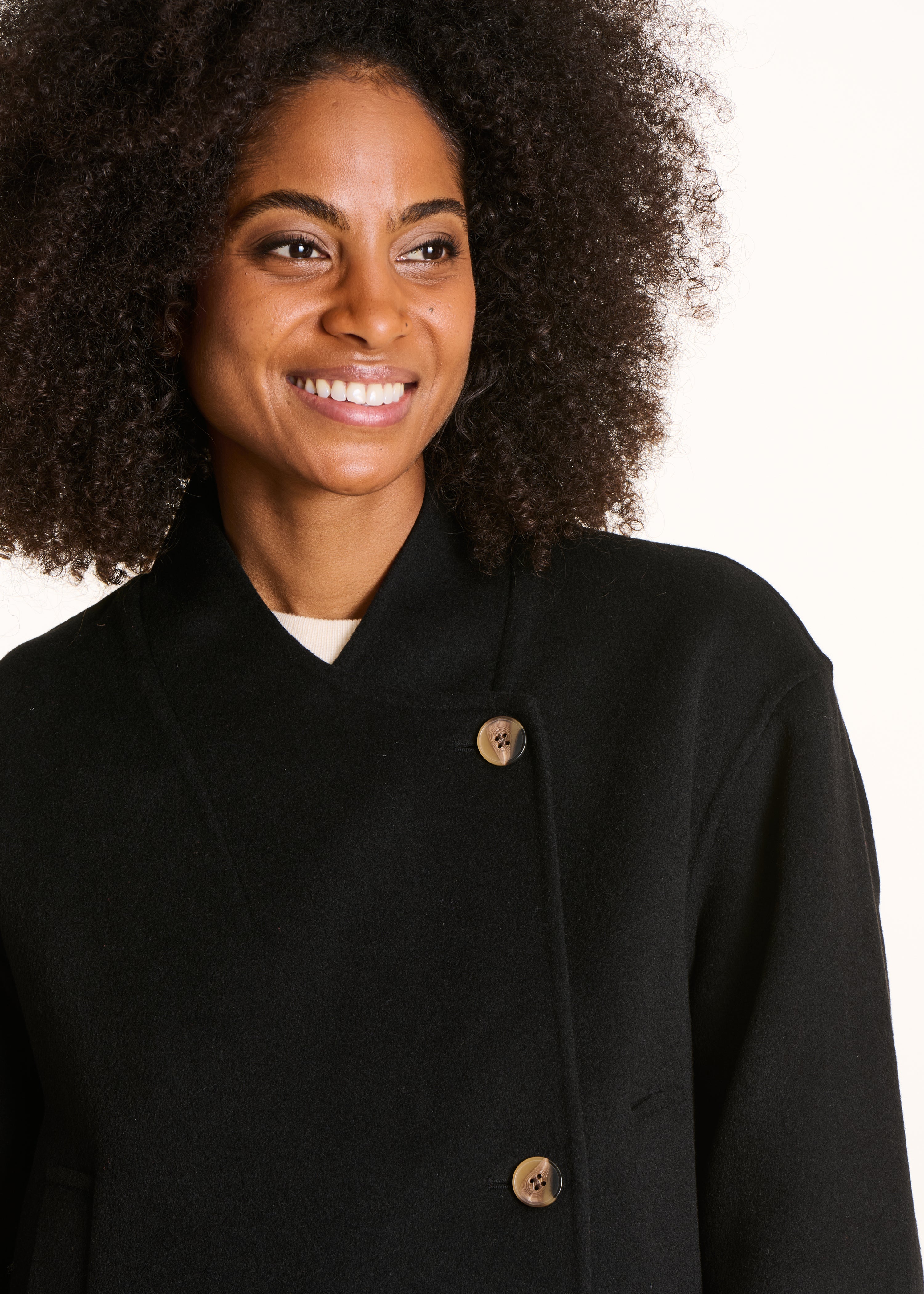 Manteau court noir en laine à écharpe amovible