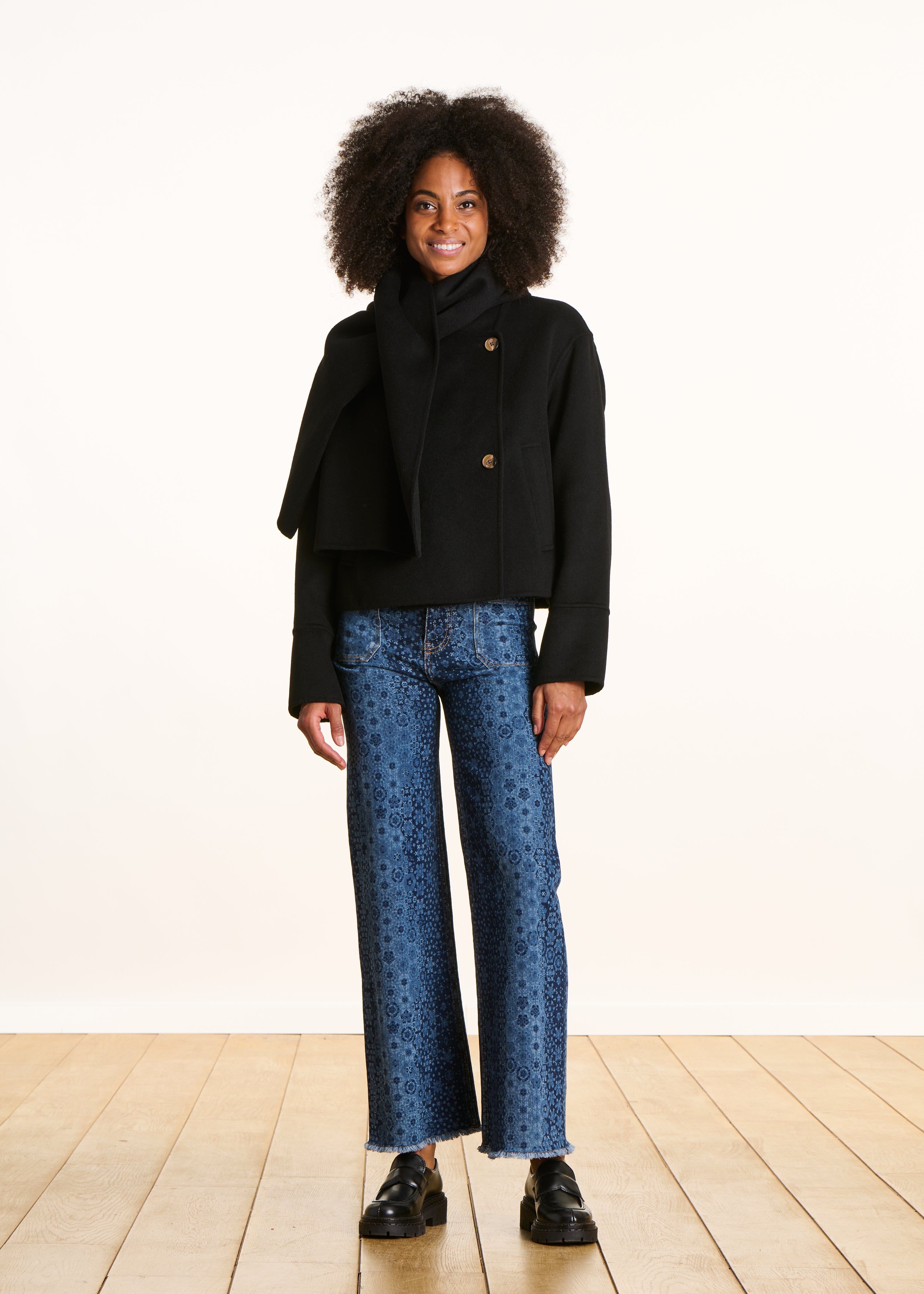 Manteau court noir en laine à écharpe amovible