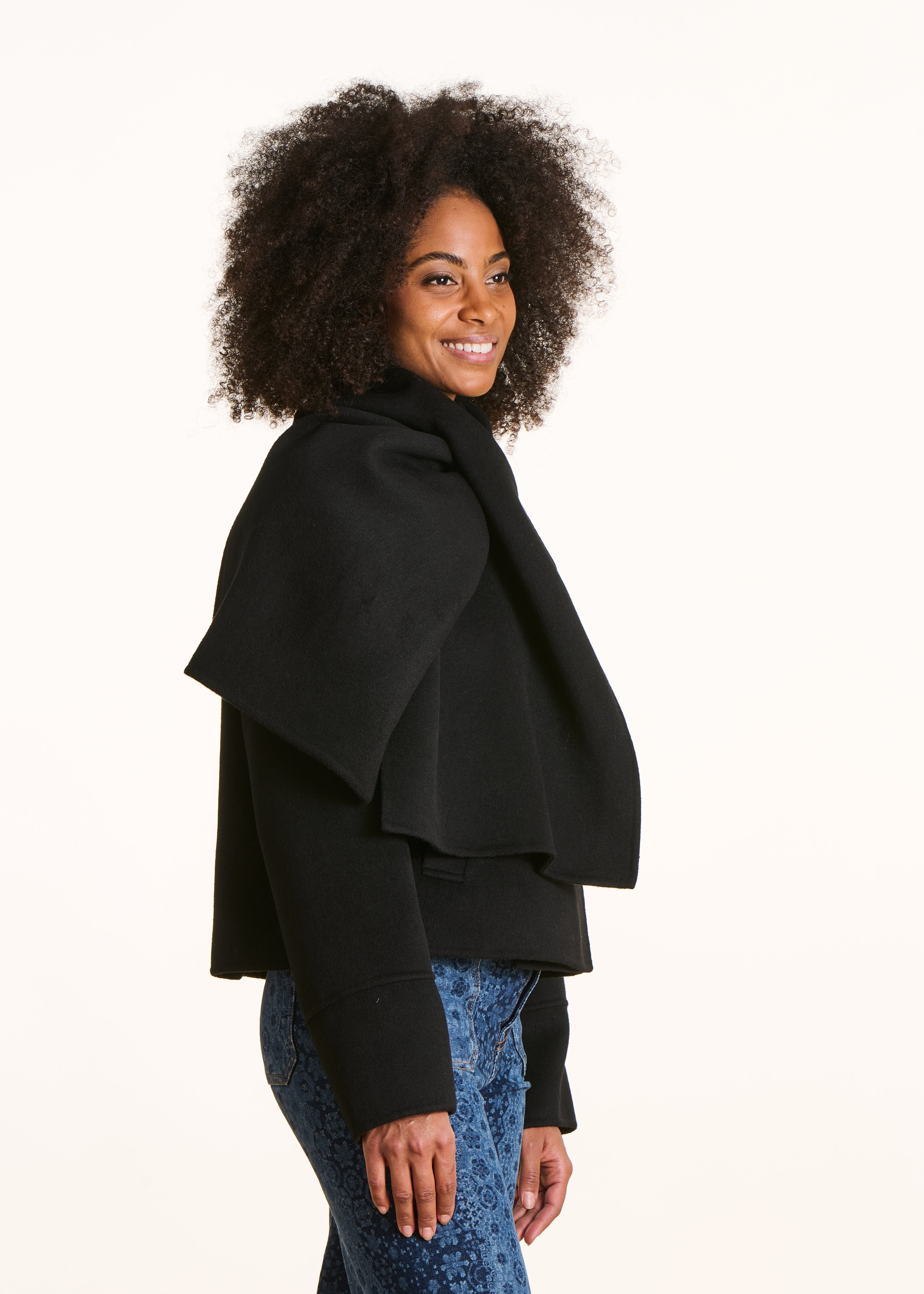 Manteau court noir en laine à écharpe amovible