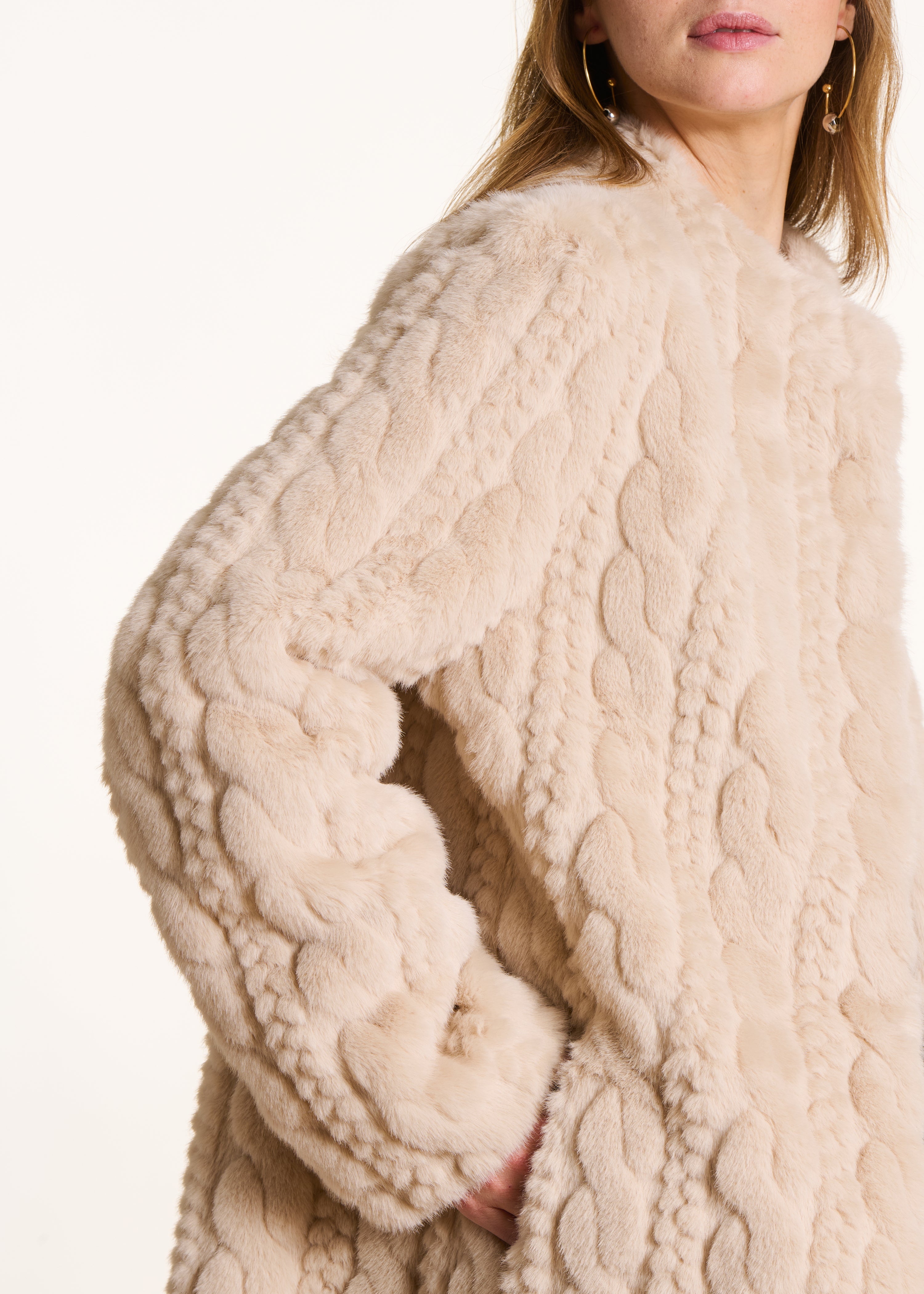 Mid-length ecru faux fur coat with pattern