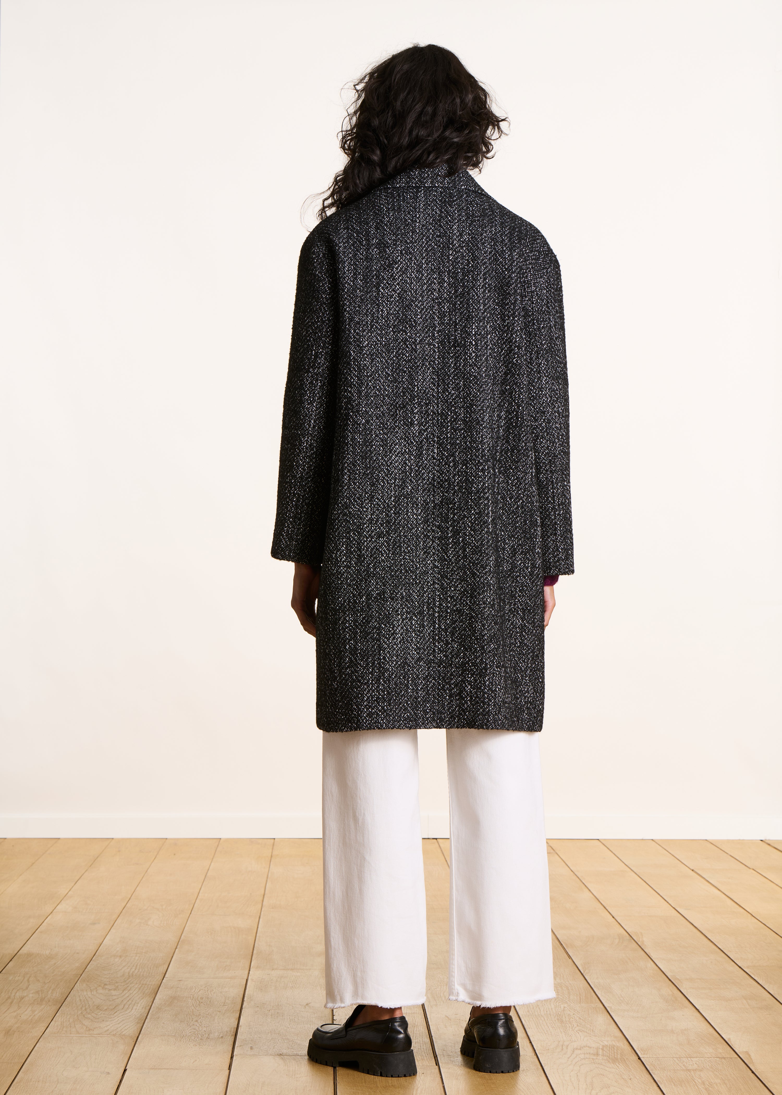 Abrigo midi negro de lana jaspeada