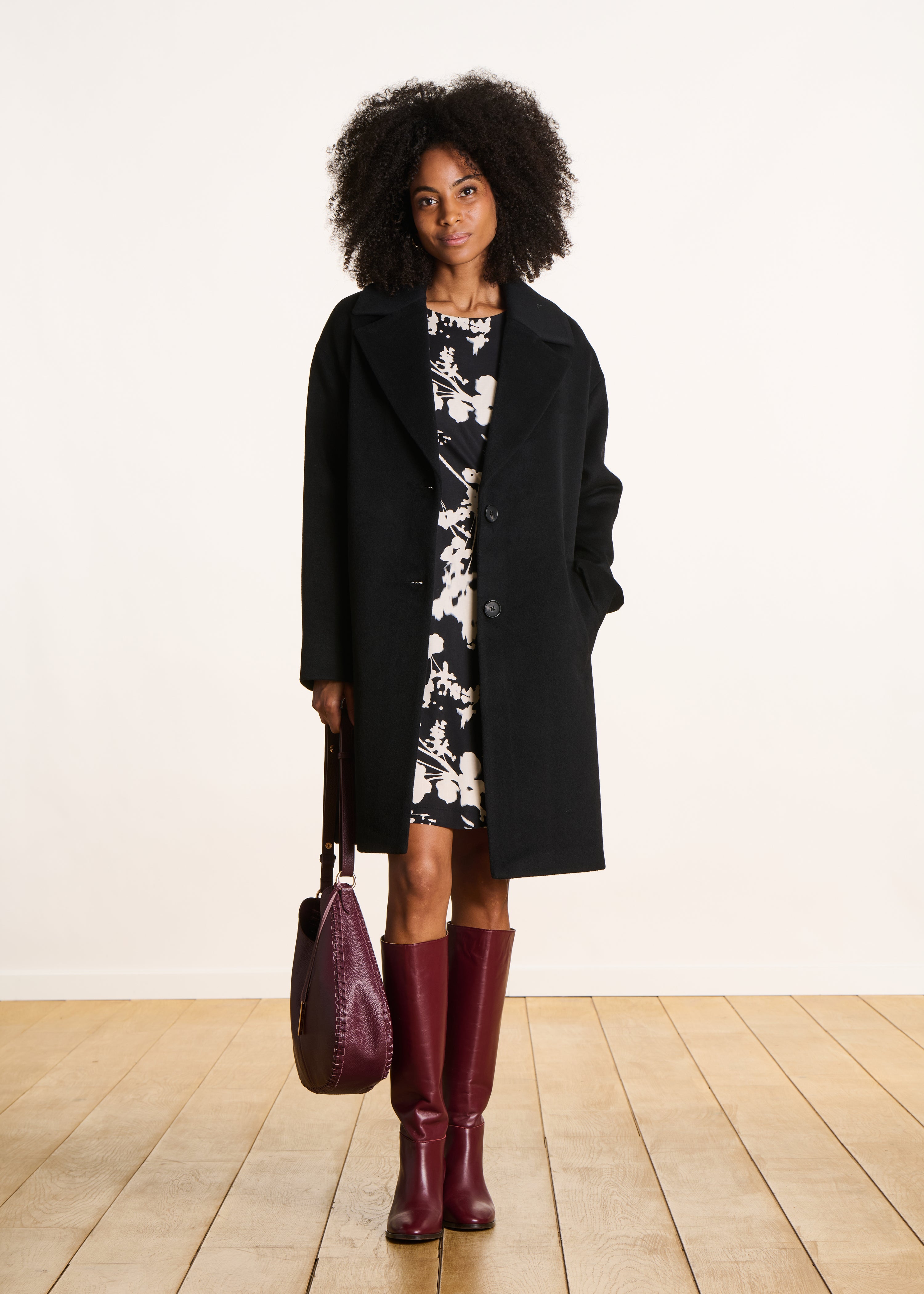 Midilanger schwarzer Mantel mit Wollstickerei