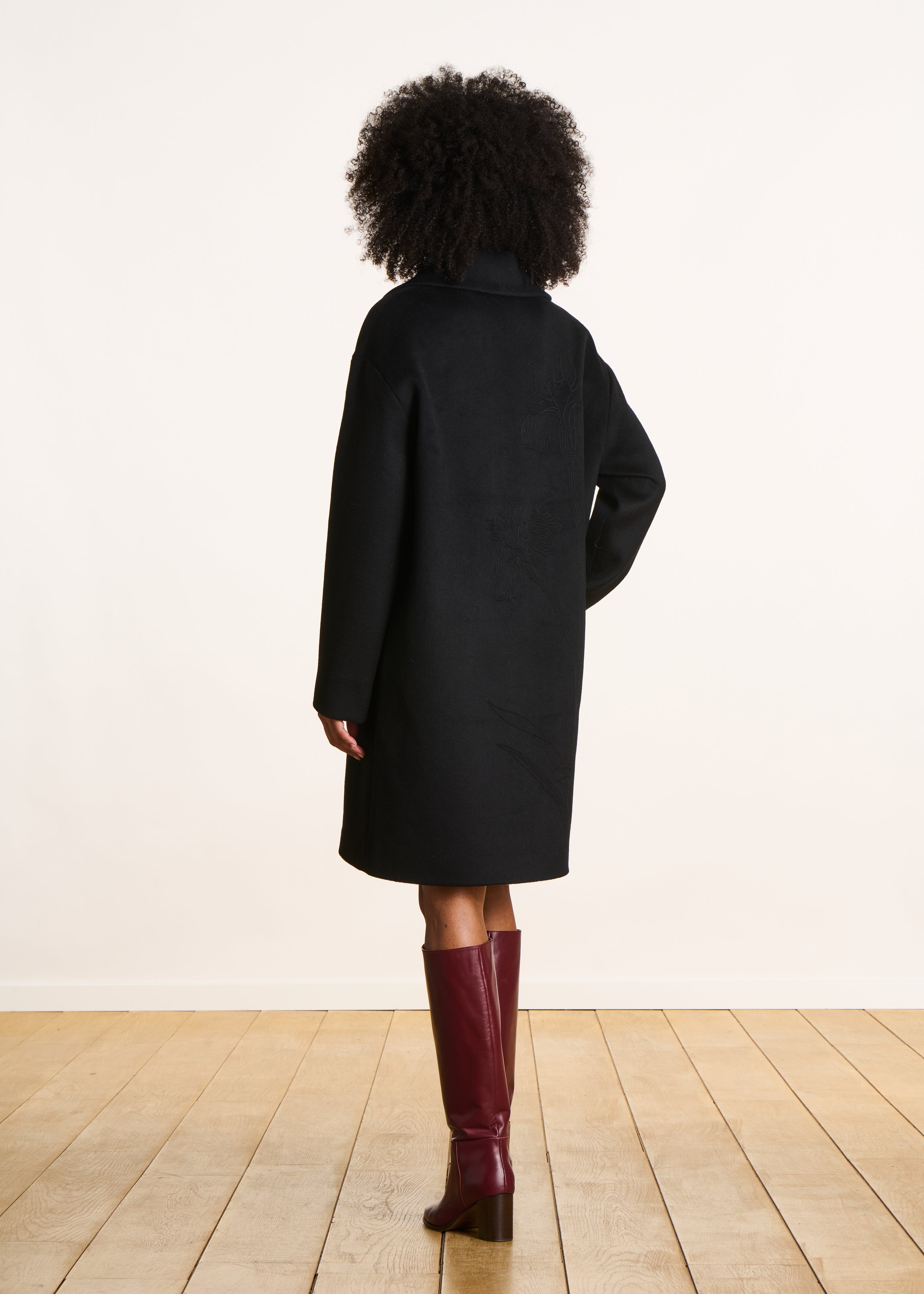 Halflange zwarte mantel met wollen borduurwerk