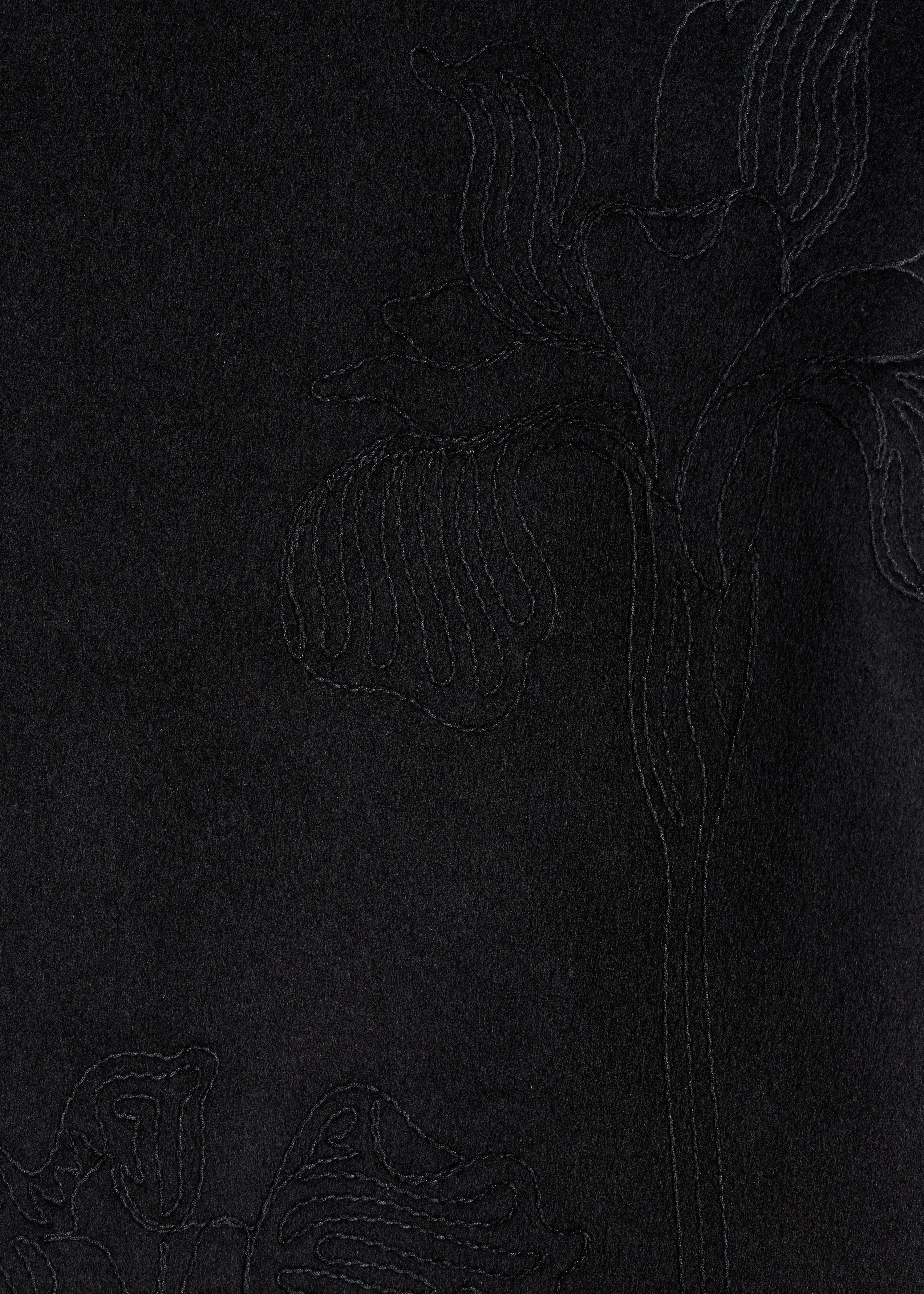 Halflange zwarte mantel met wollen borduurwerk