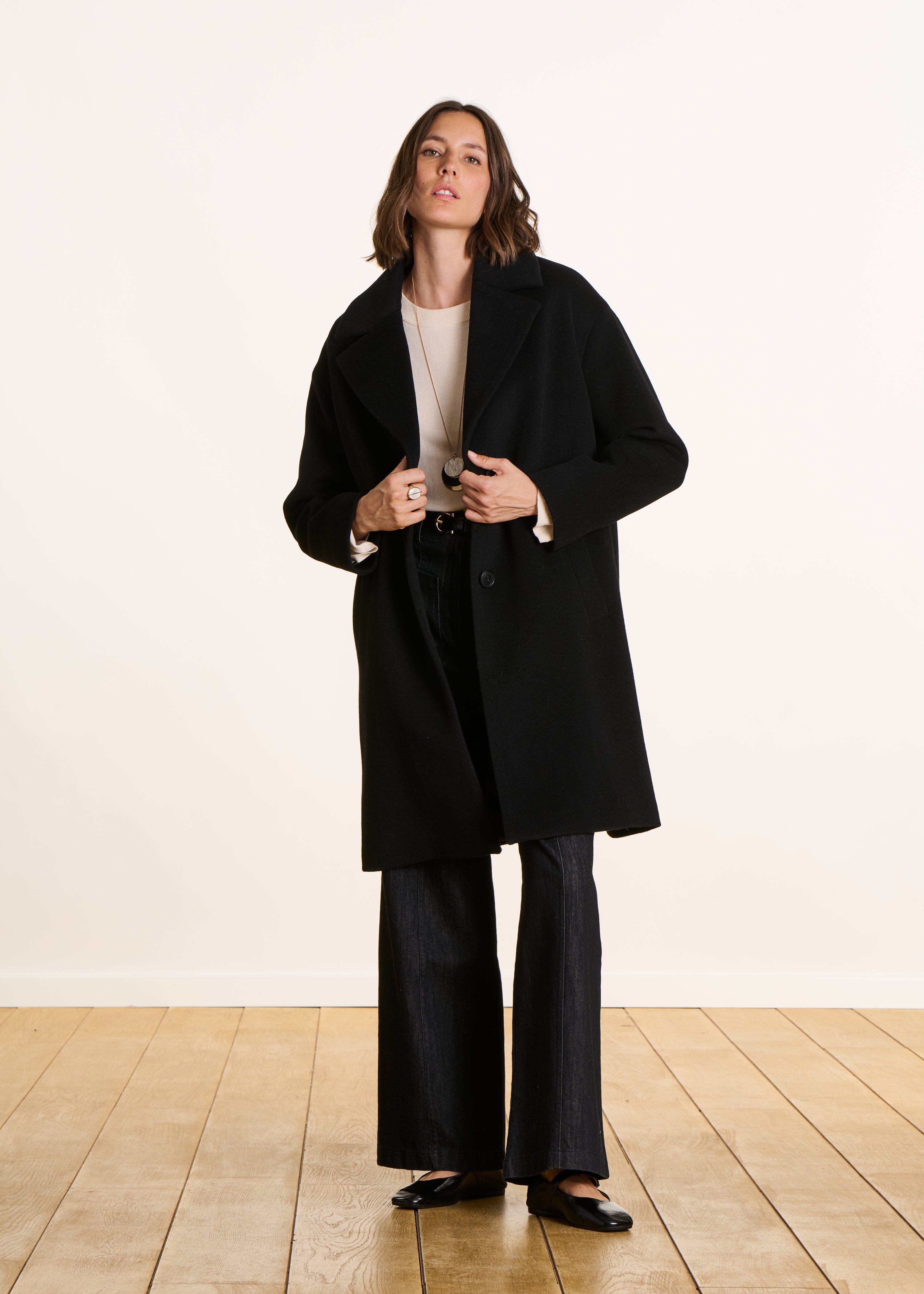 Manteau noir mi-long avec broderie en laine