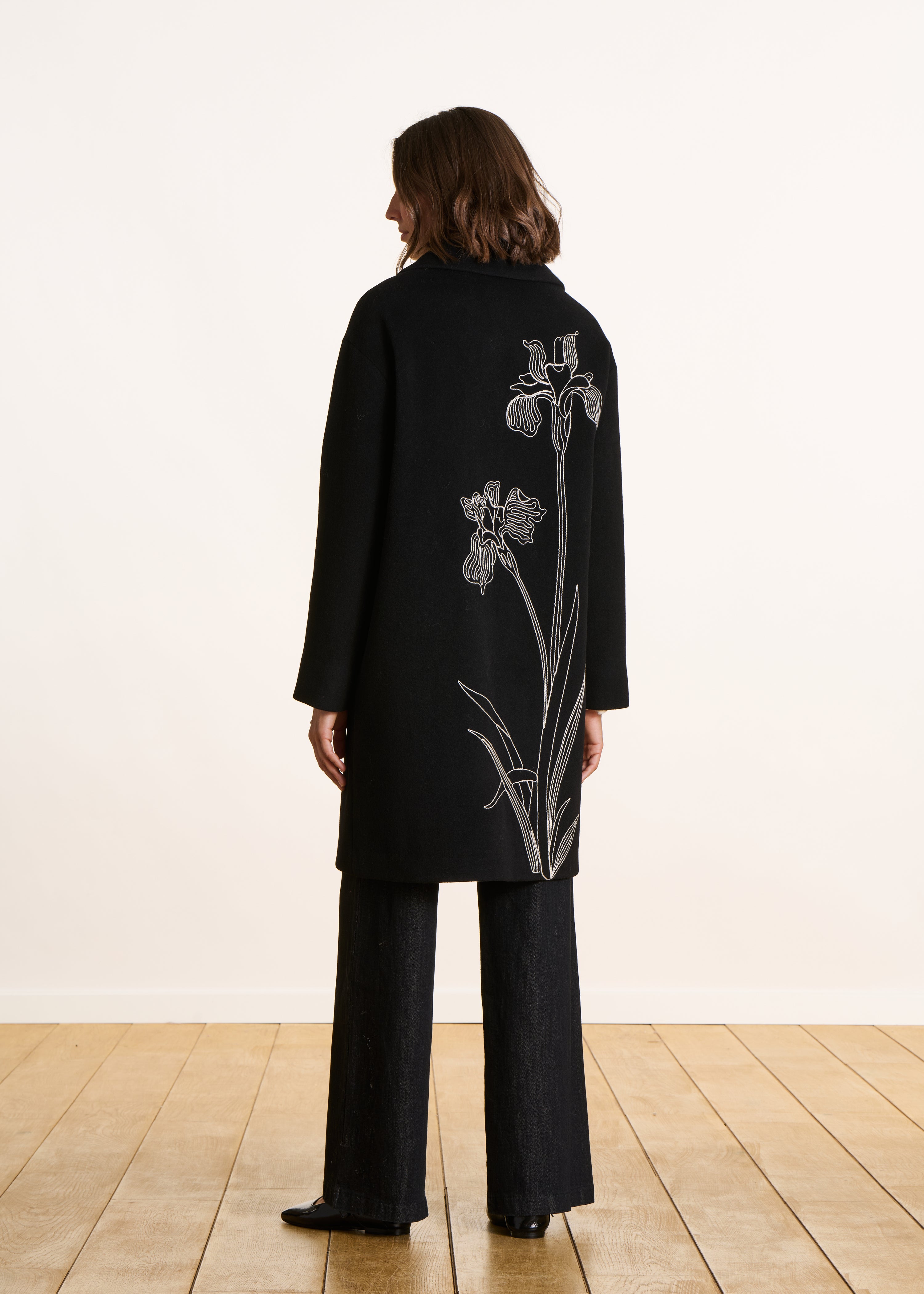 Manteau noir mi-long avec broderie en laine