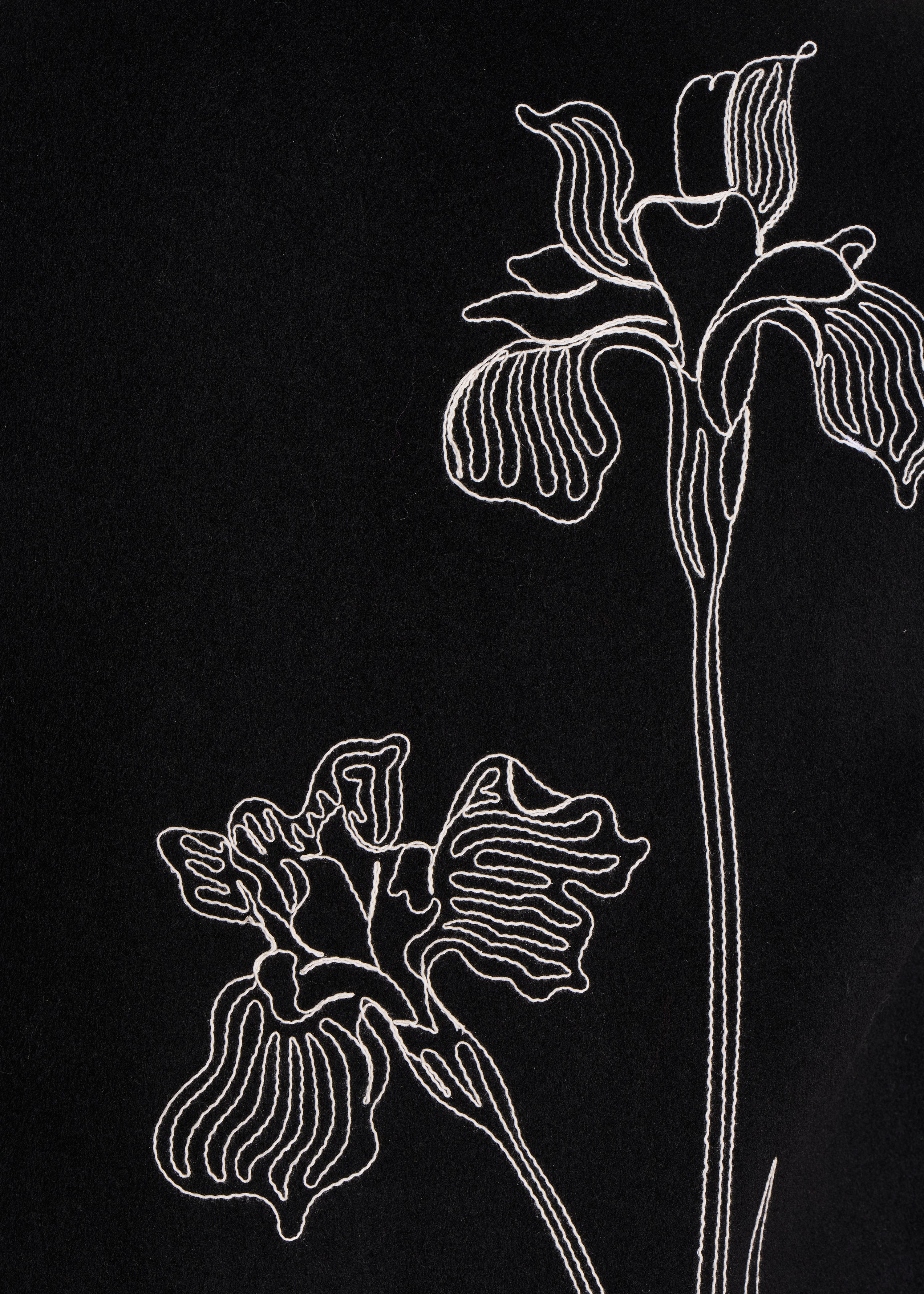 Manteau noir mi-long avec broderie en laine