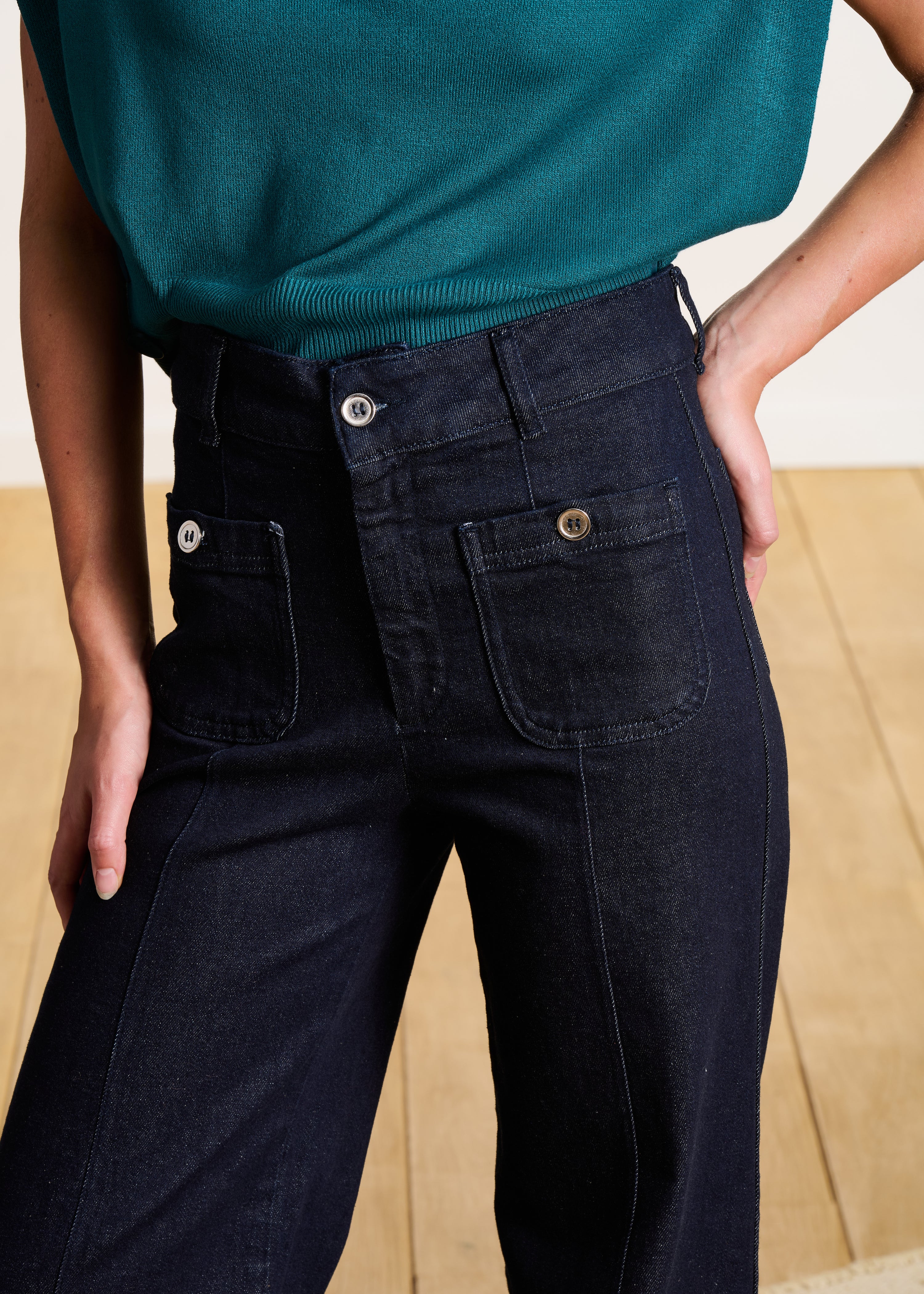 Calças de ganga de perna direita e perna larga em algodão orgânico