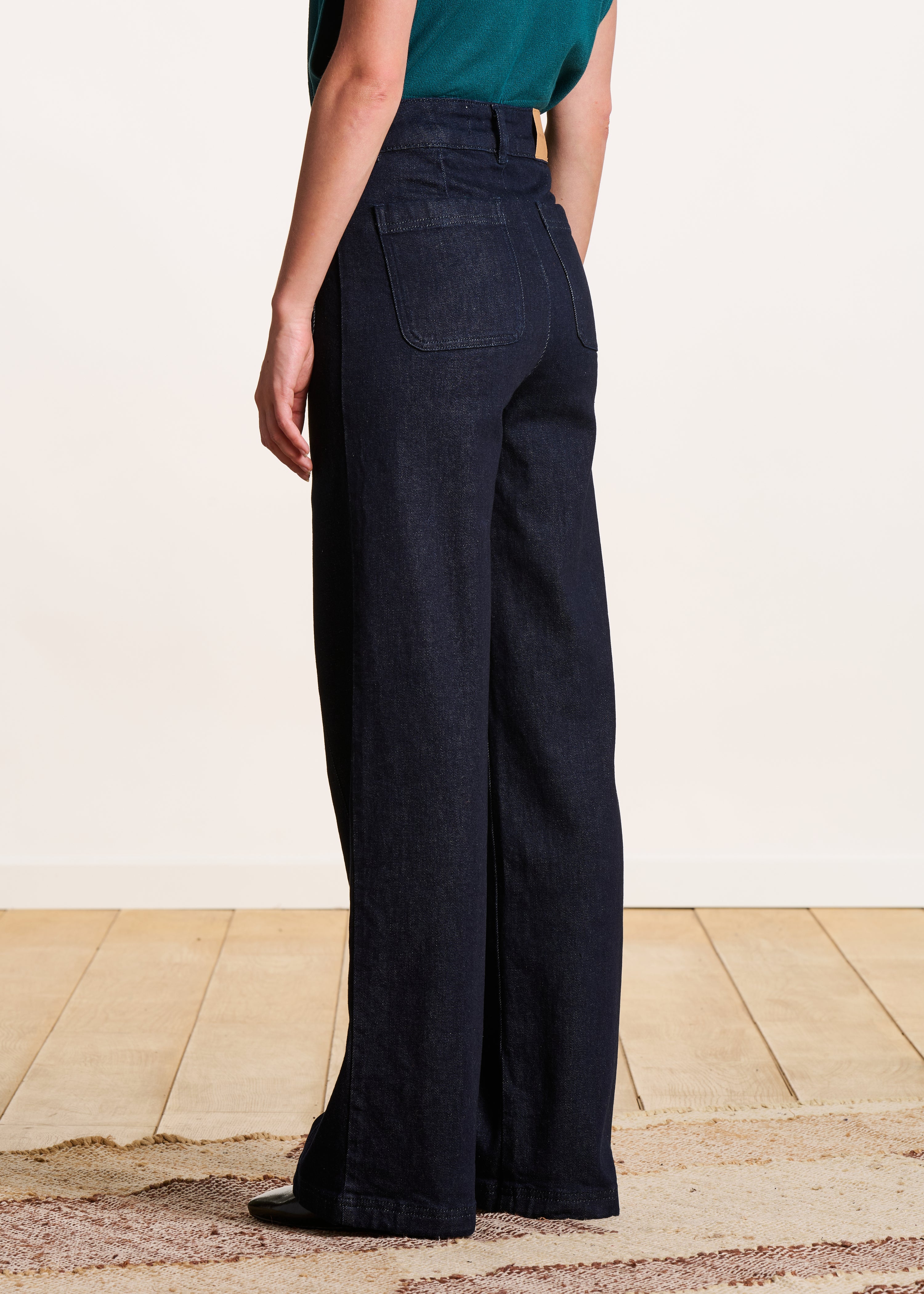 Calças de ganga de perna direita e perna larga em algodão orgânico