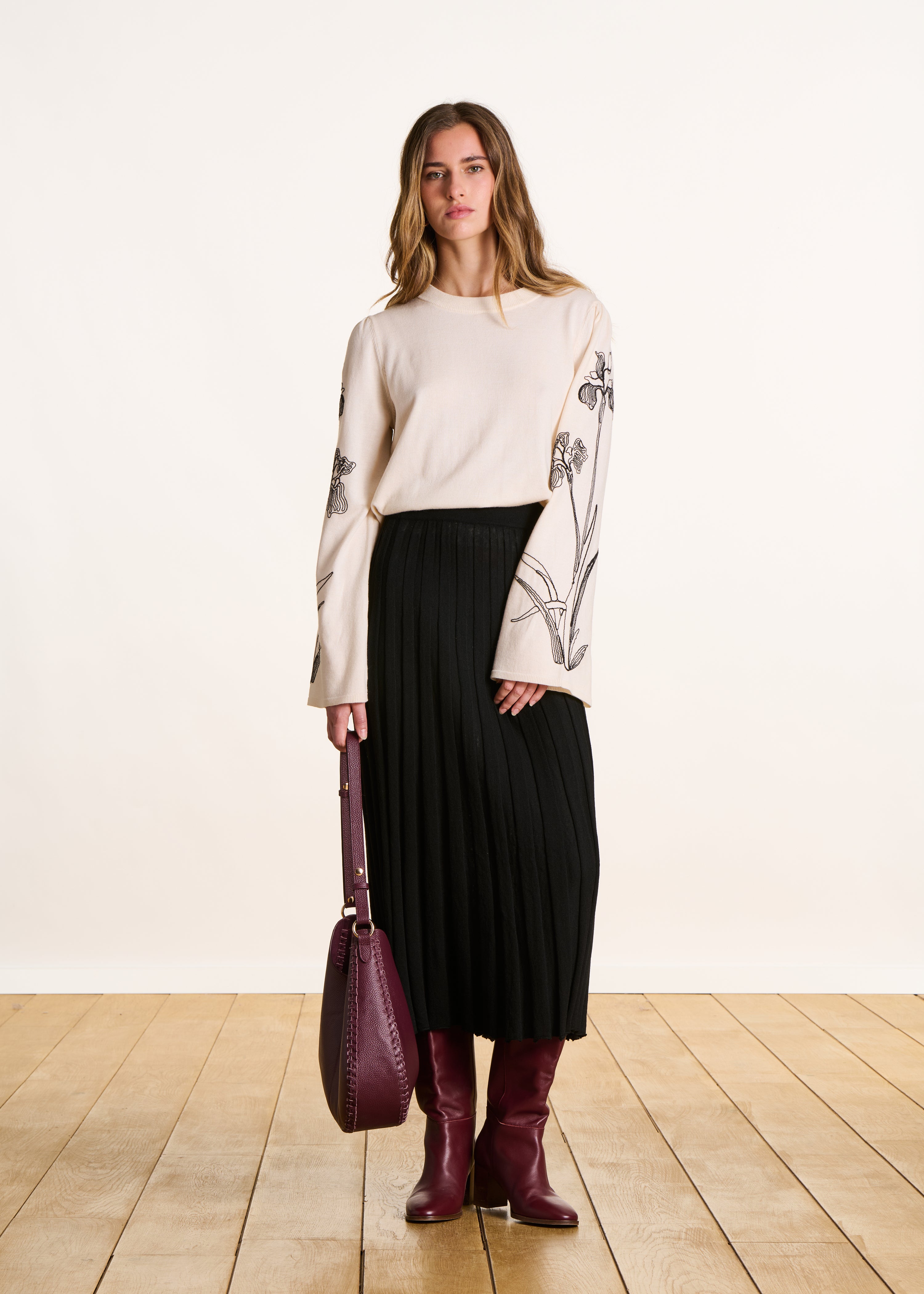 Jupe mi-longue noire en maille plissée