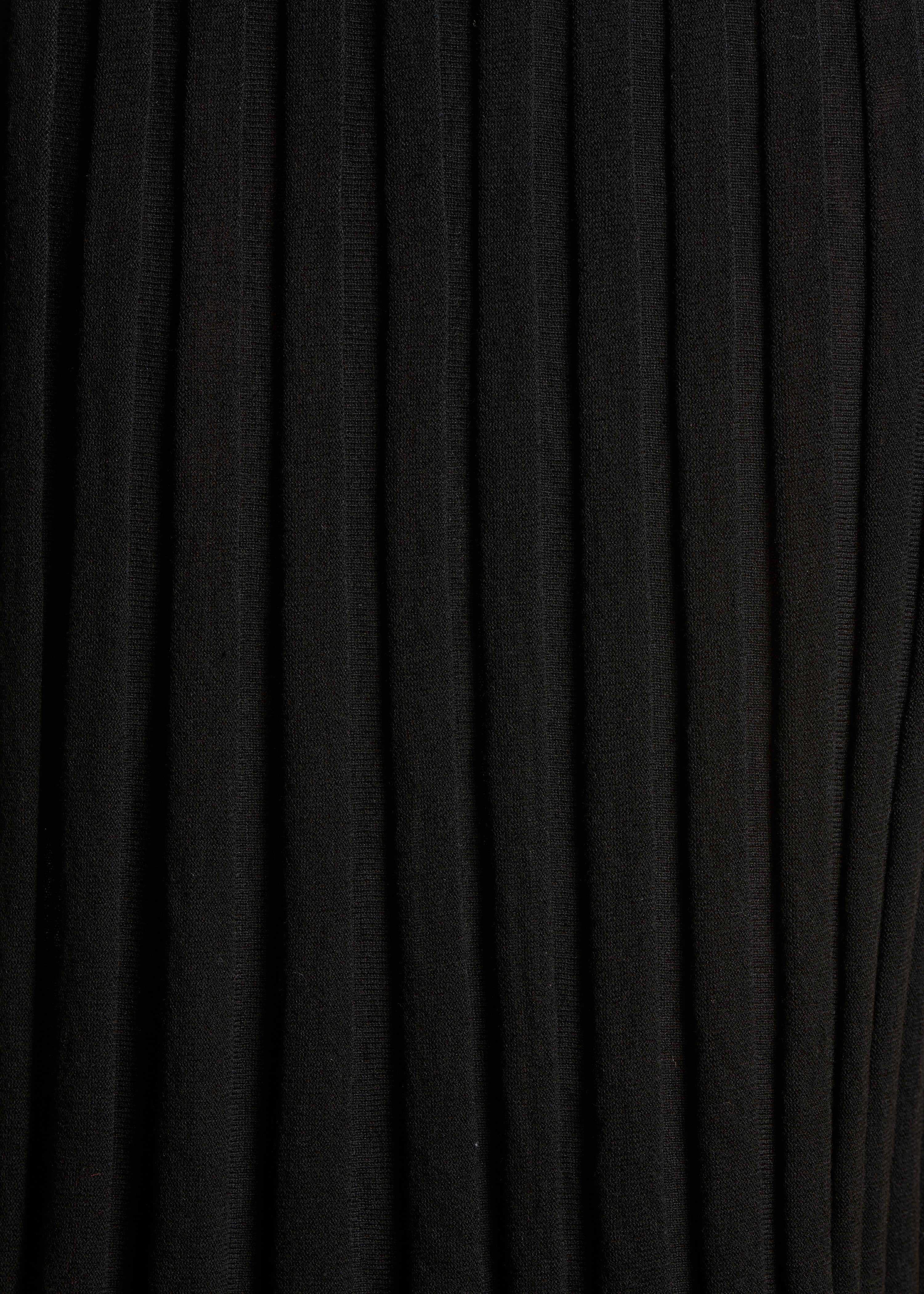 Jupe mi-longue noire en maille plissée