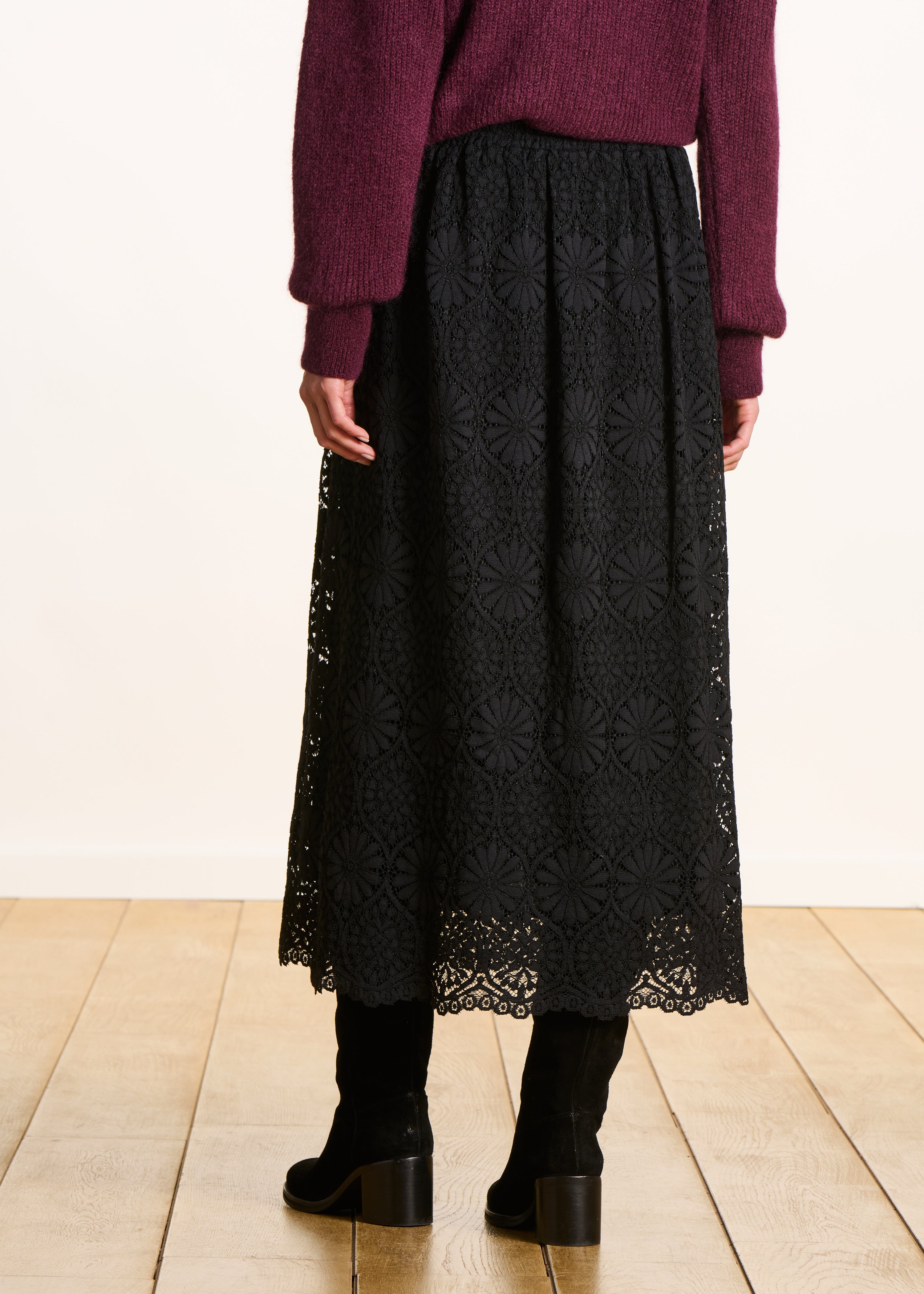 Jupe longue noire en dentelle