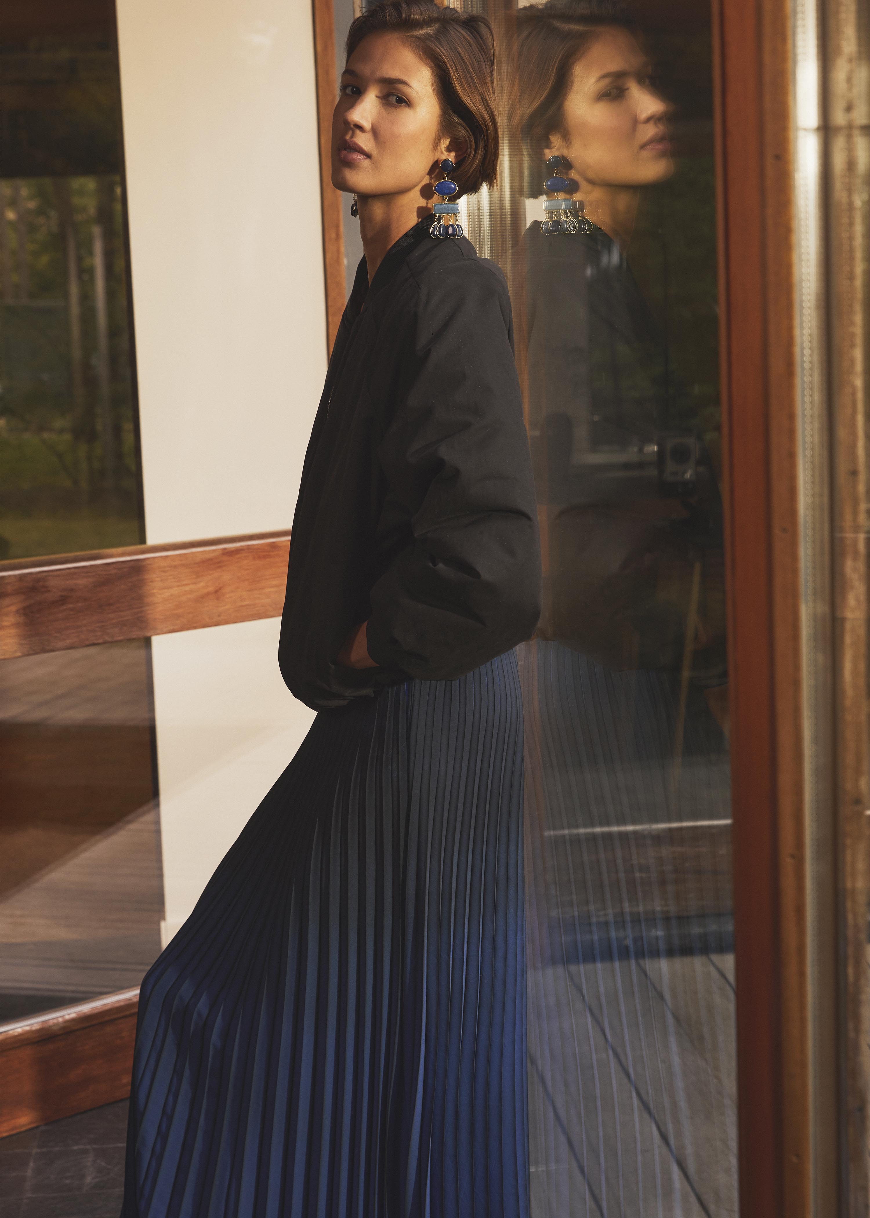 Gonna lunga a pieghe blu e nero con fascia elastica in vita La