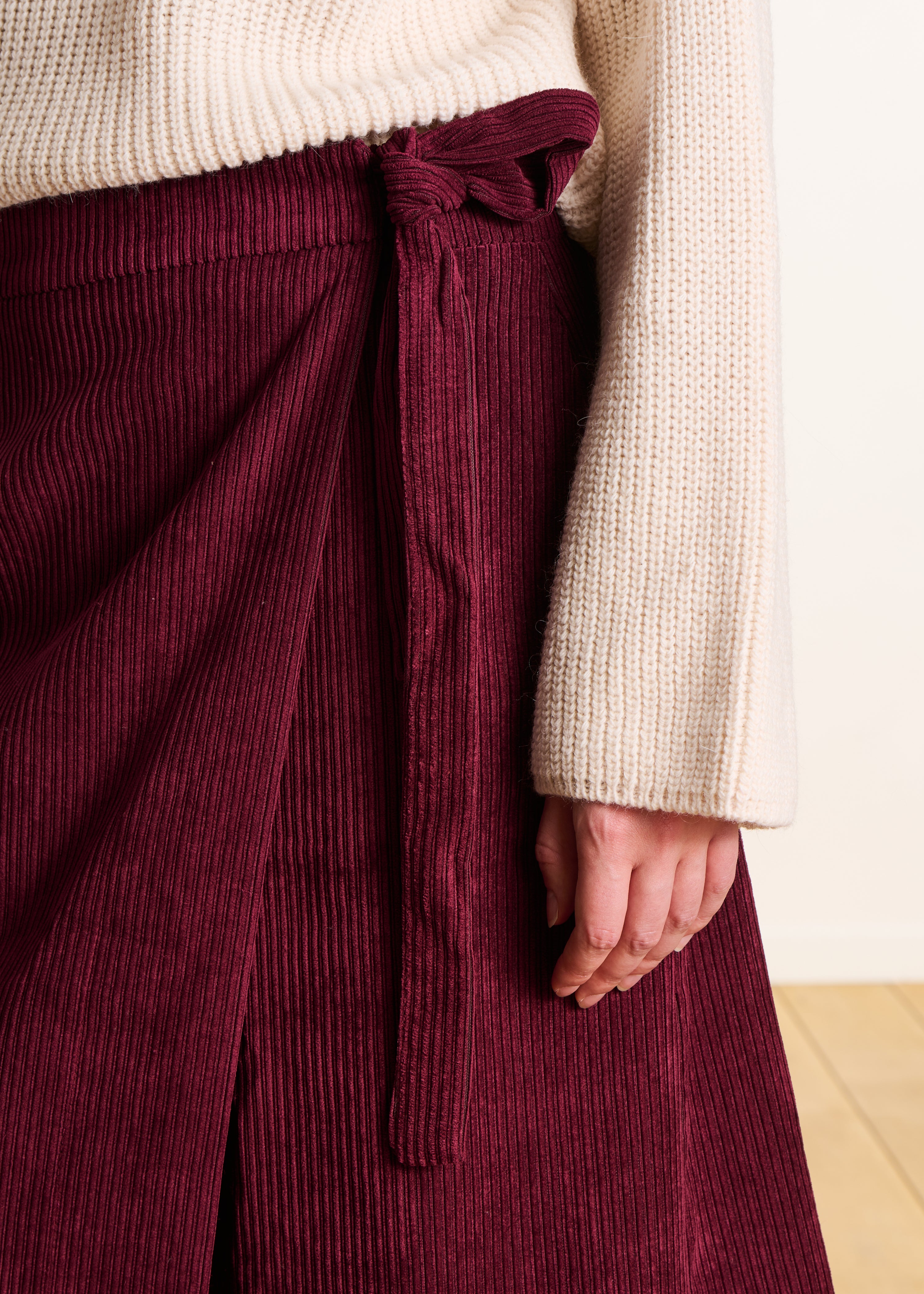 Jupe portefeuille mi-longue en velours côtelé bordeaux