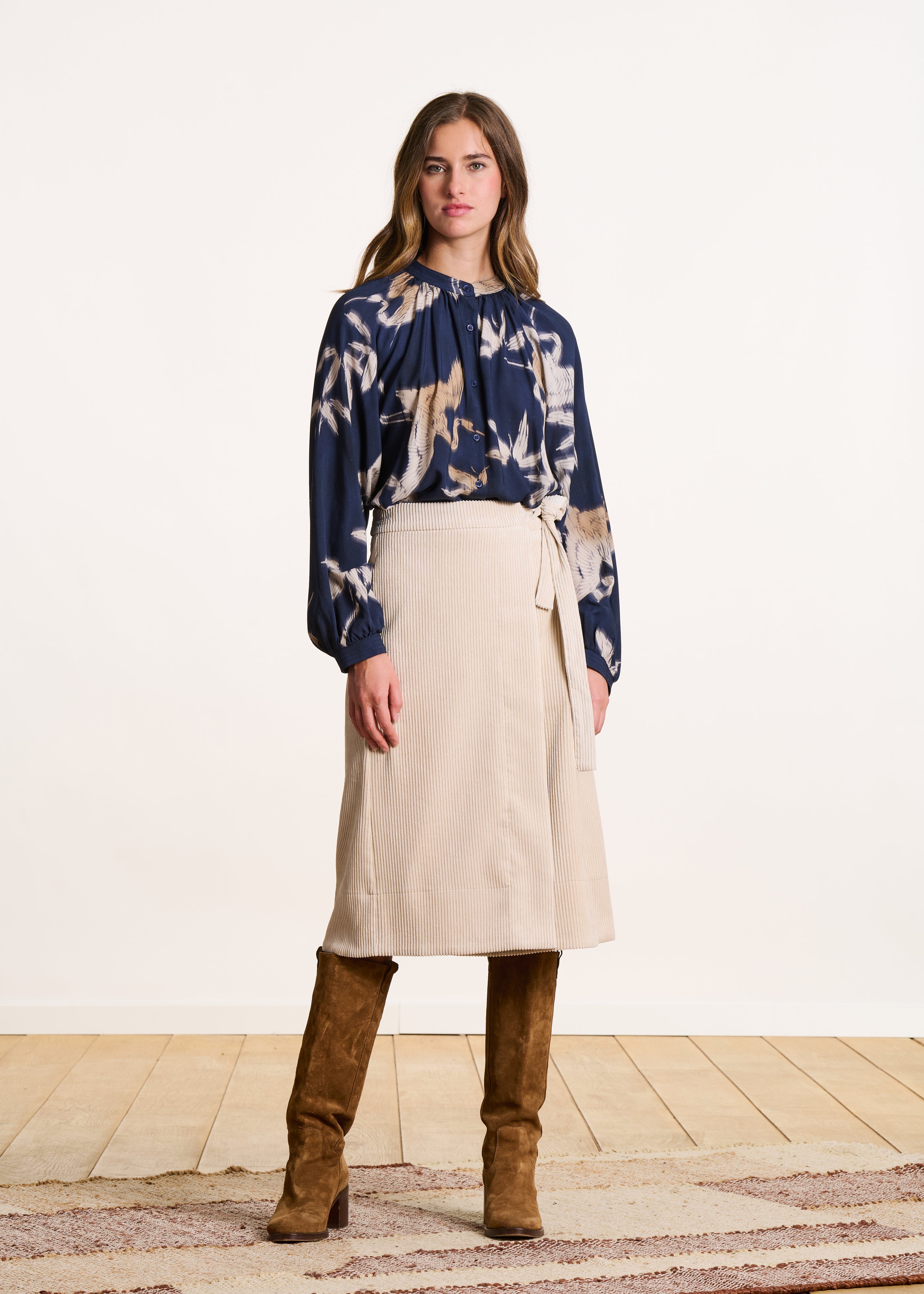 Jupe portefeuille mi-longue en velours côtelé écrue