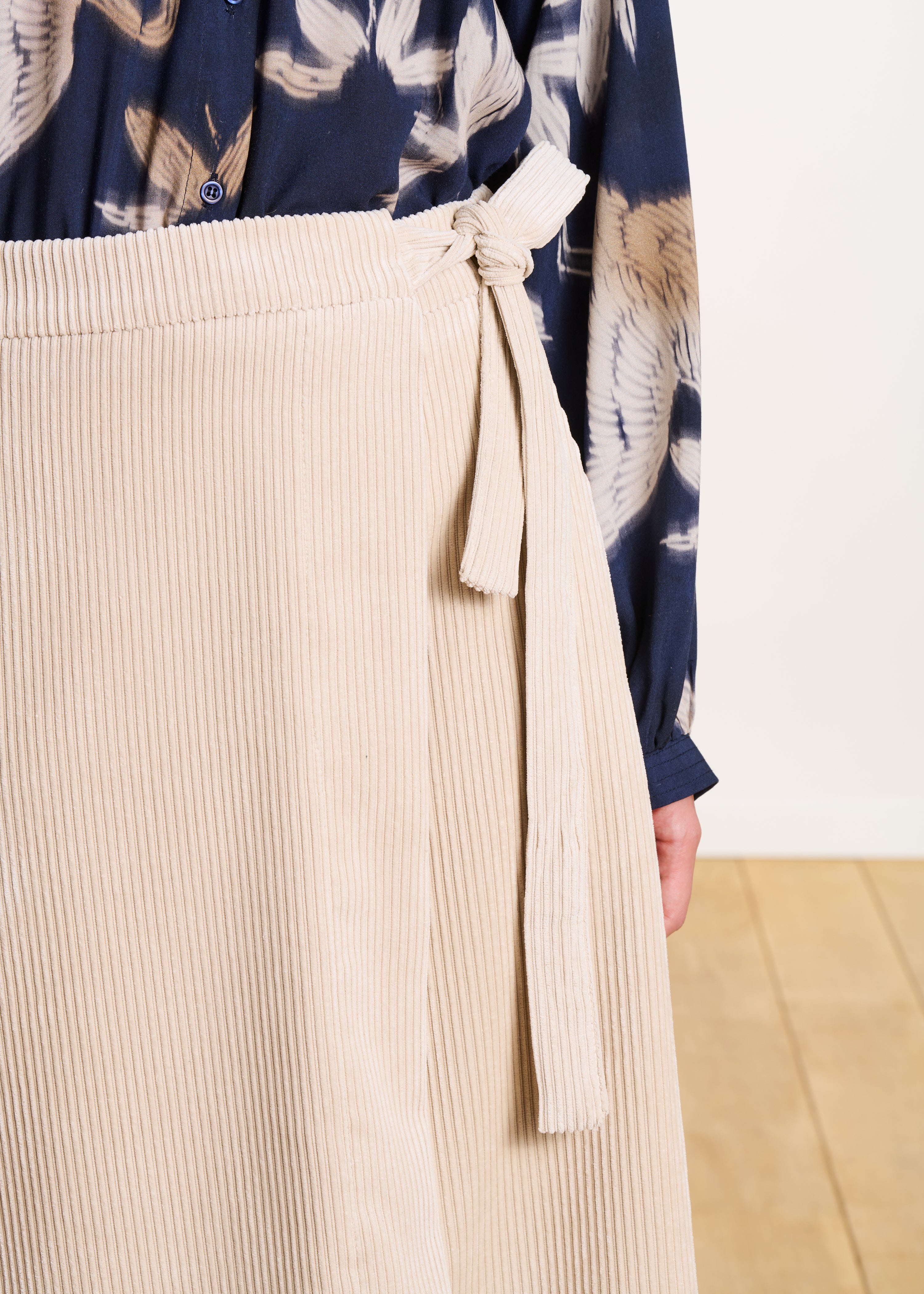 Jupe portefeuille mi-longue en velours côtelé écrue