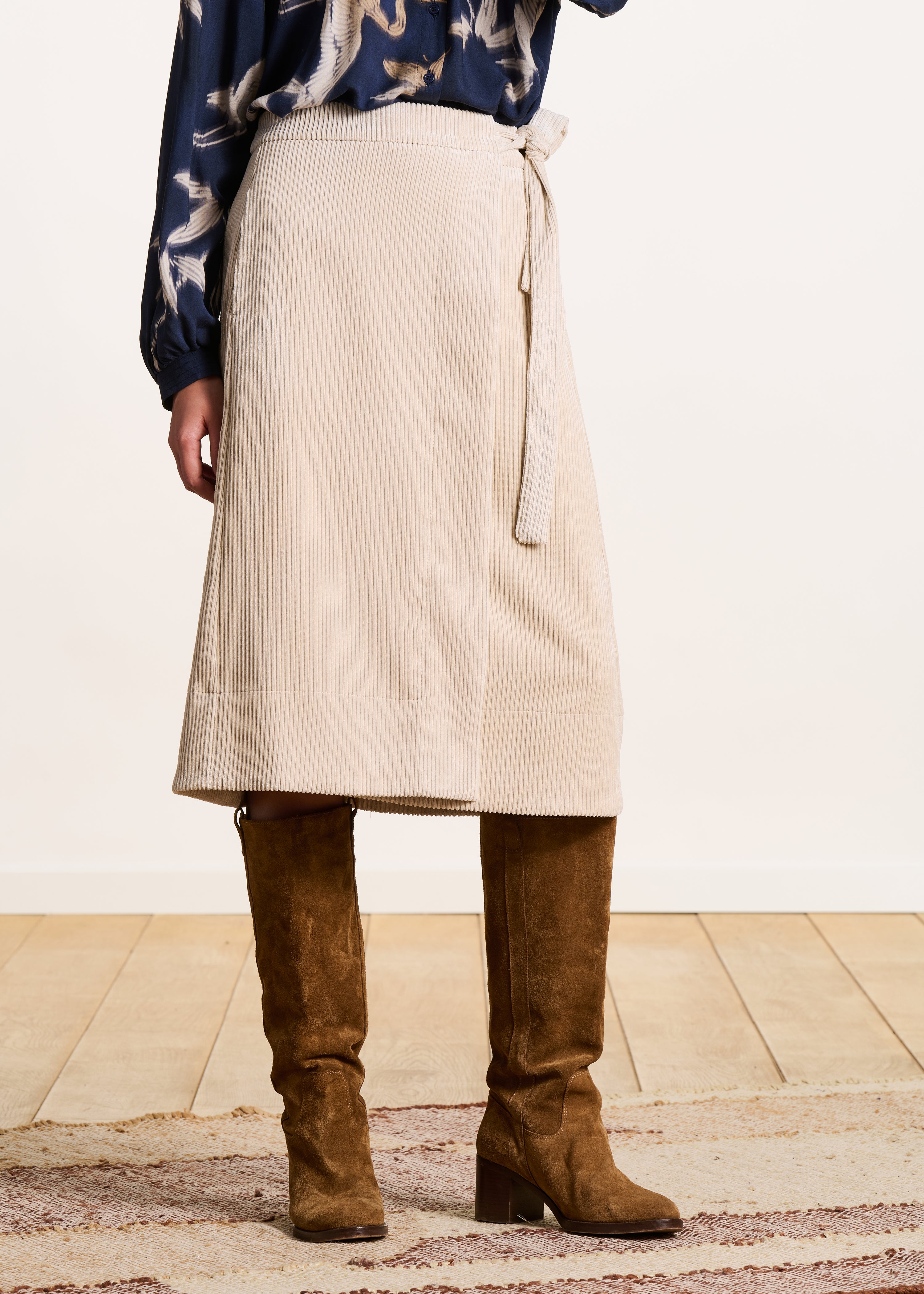 Jupe portefeuille mi-longue en velours côtelé écrue