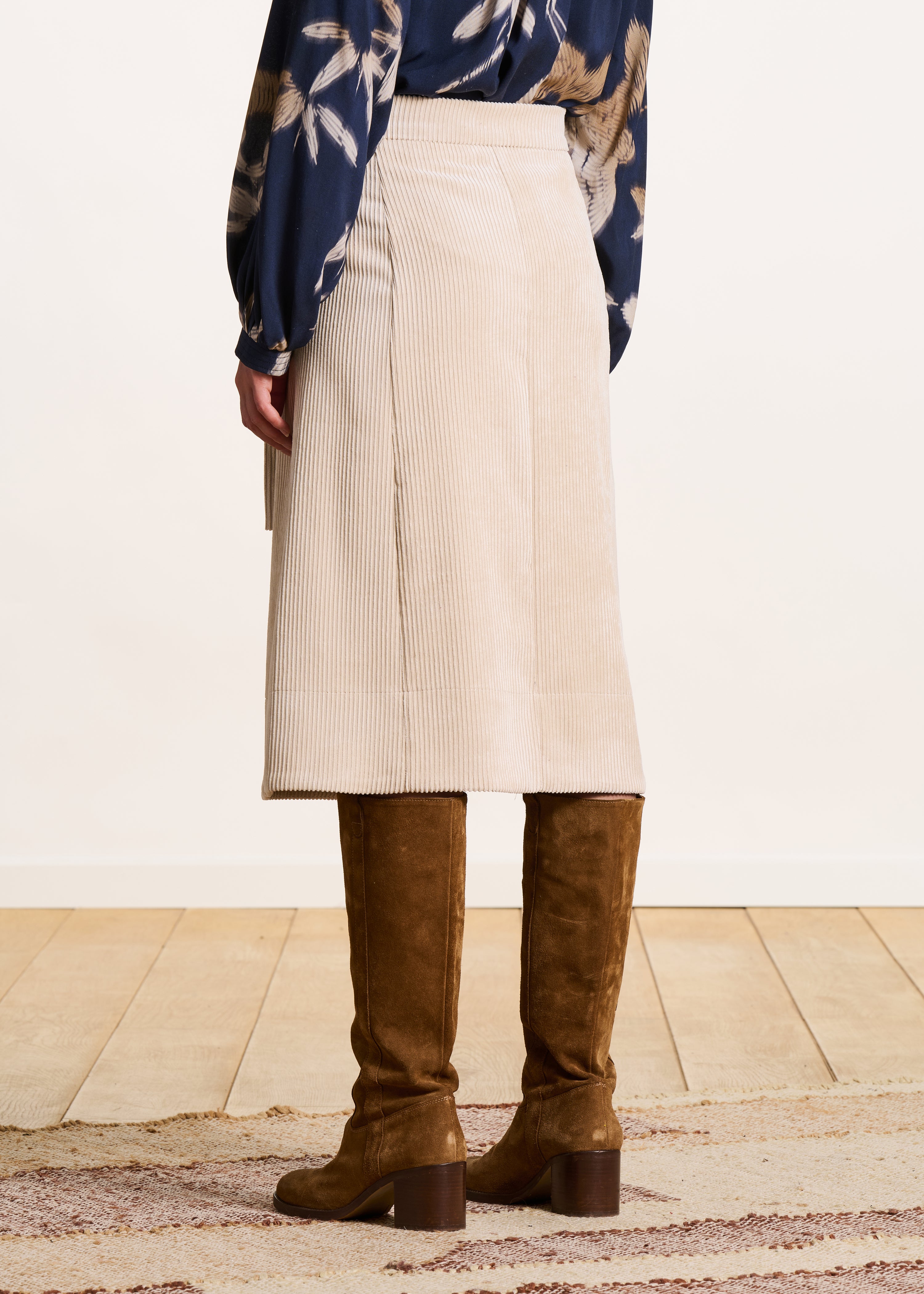 Jupe portefeuille mi-longue en velours côtelé écrue