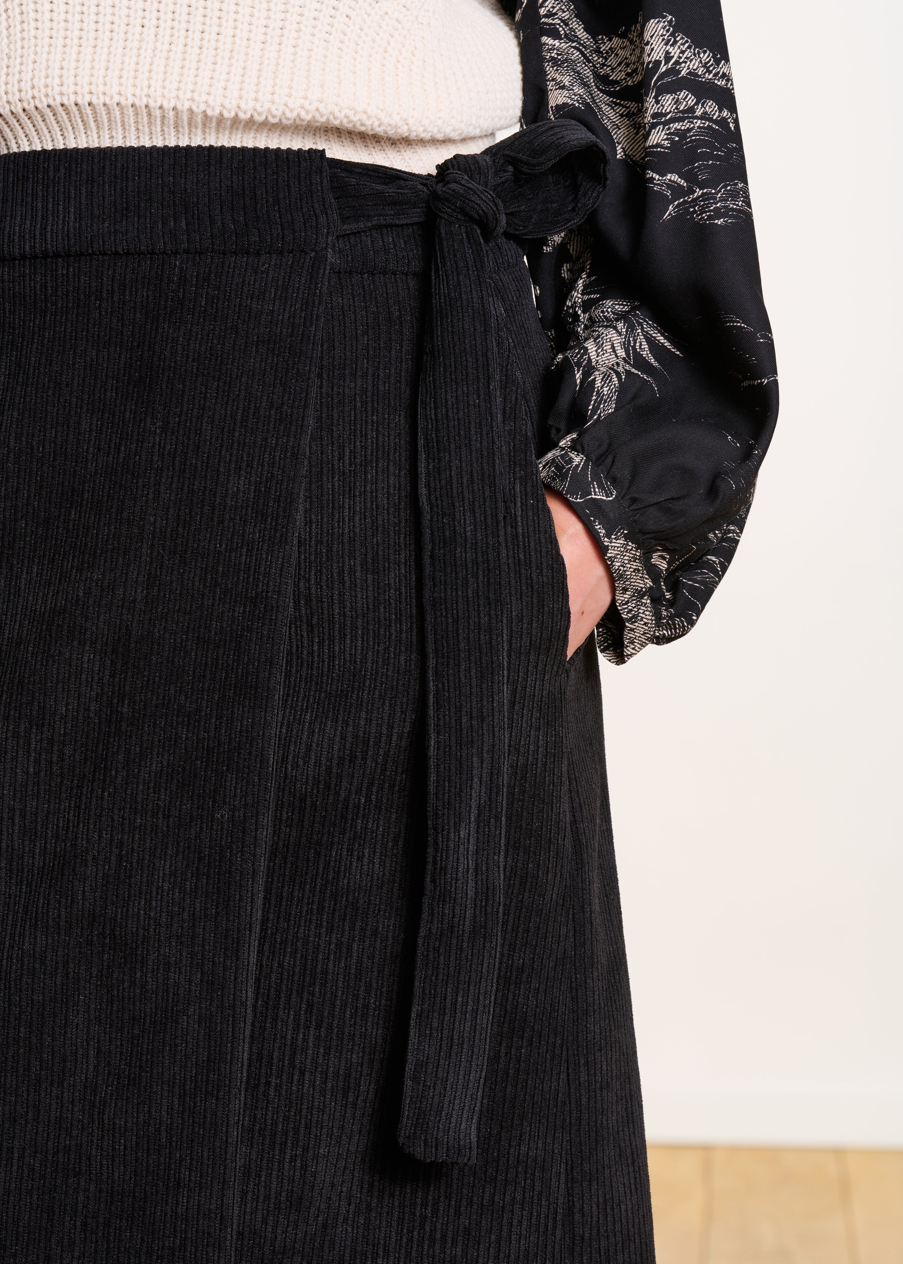 Jupe portefeuille mi-longue en velours côtelé noir