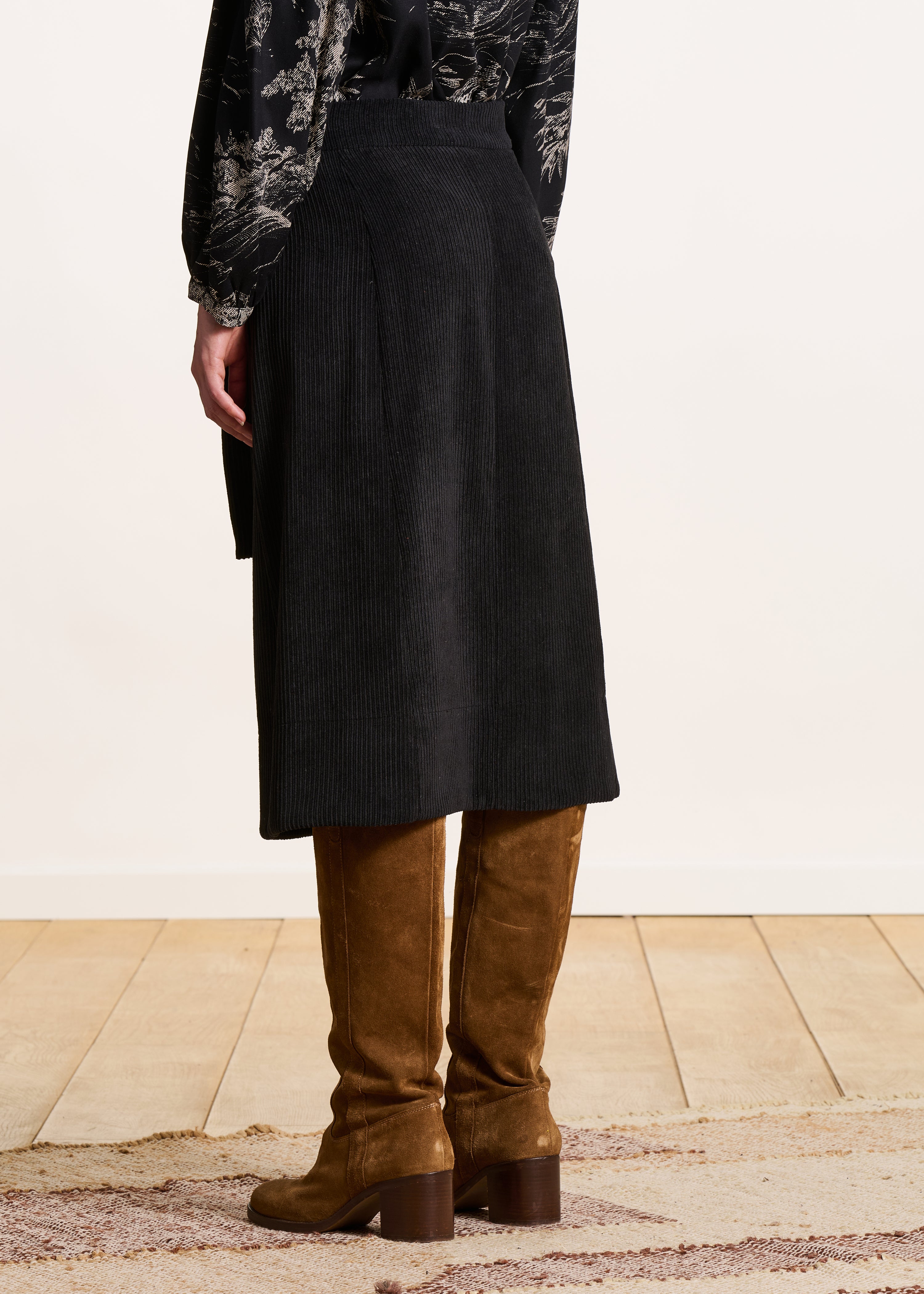 Jupe portefeuille mi-longue en velours côtelé noir