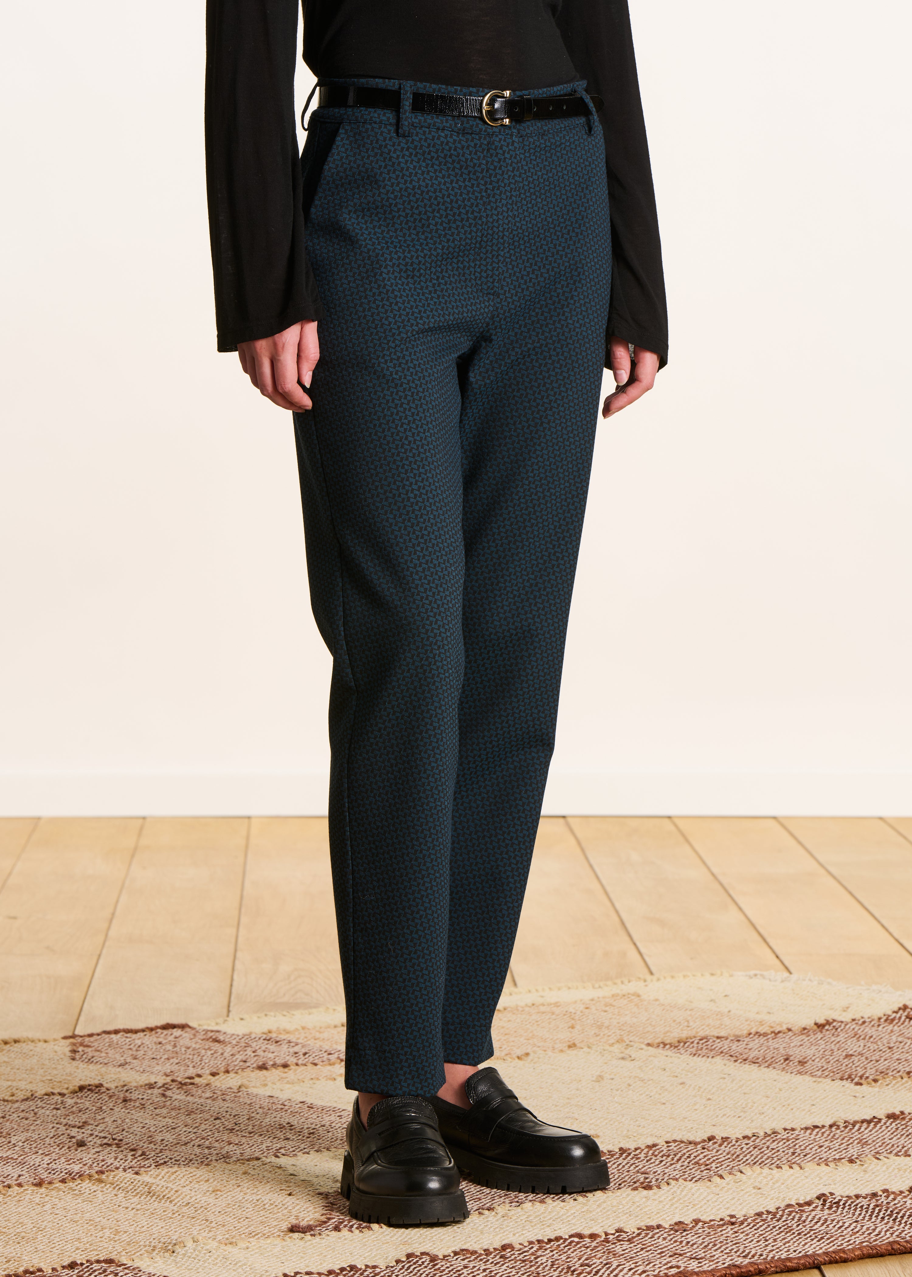 Cigarette Quelle Chaussure Avec Pantalon Bleu Marine Femme