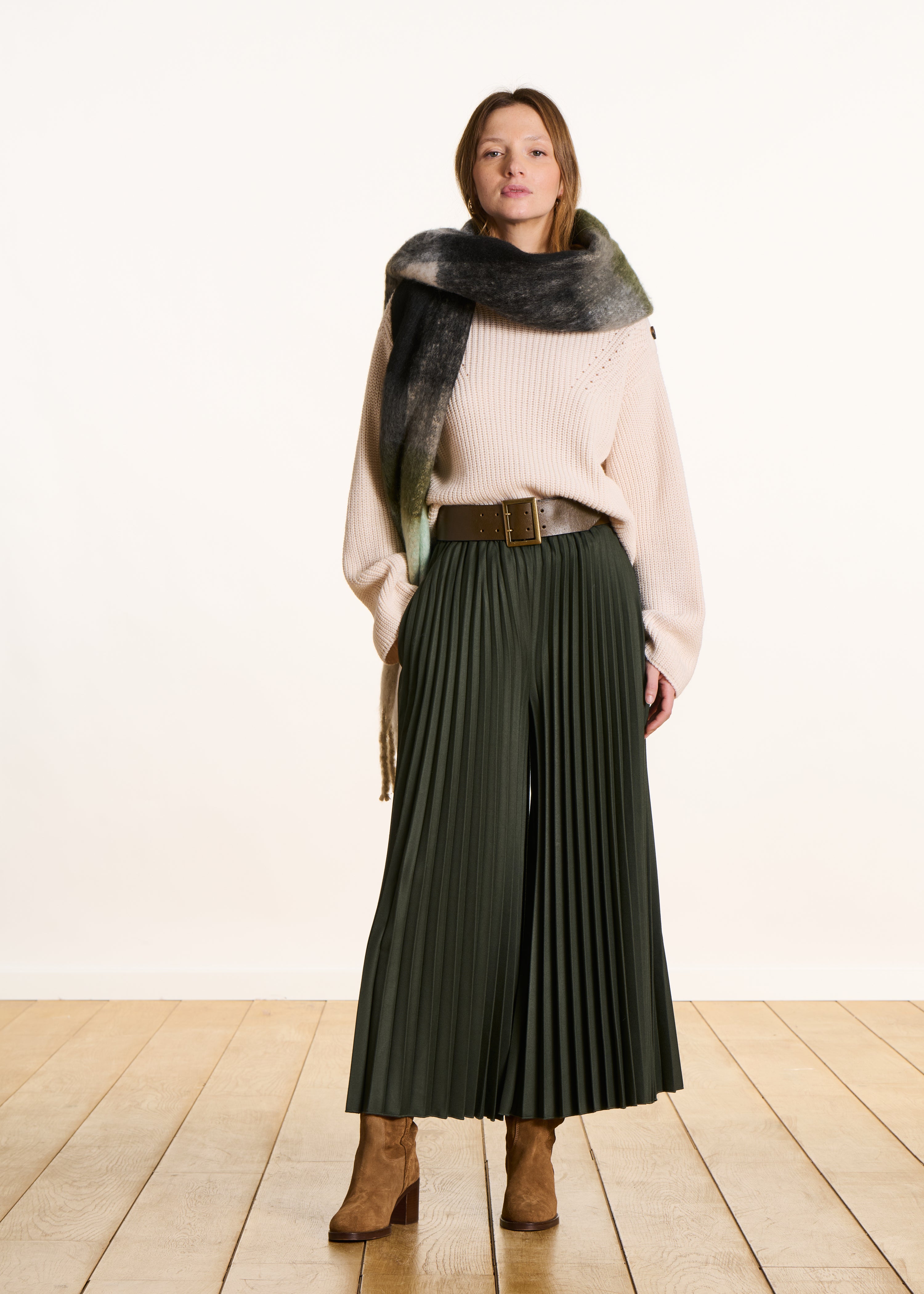 Wide khaki pants in pleated flannel with elastic waist