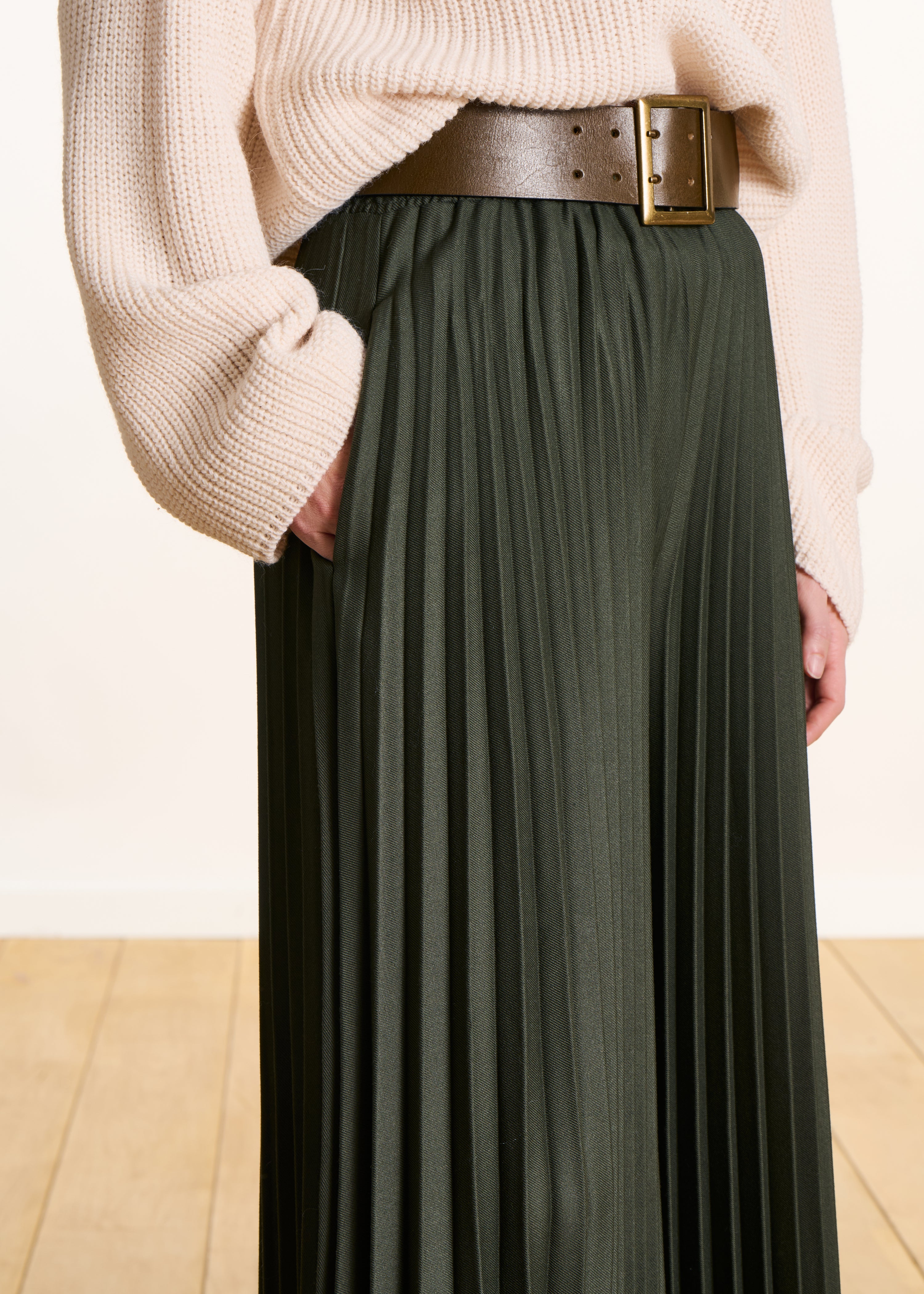 Wide khaki pants in pleated flannel with elastic waist