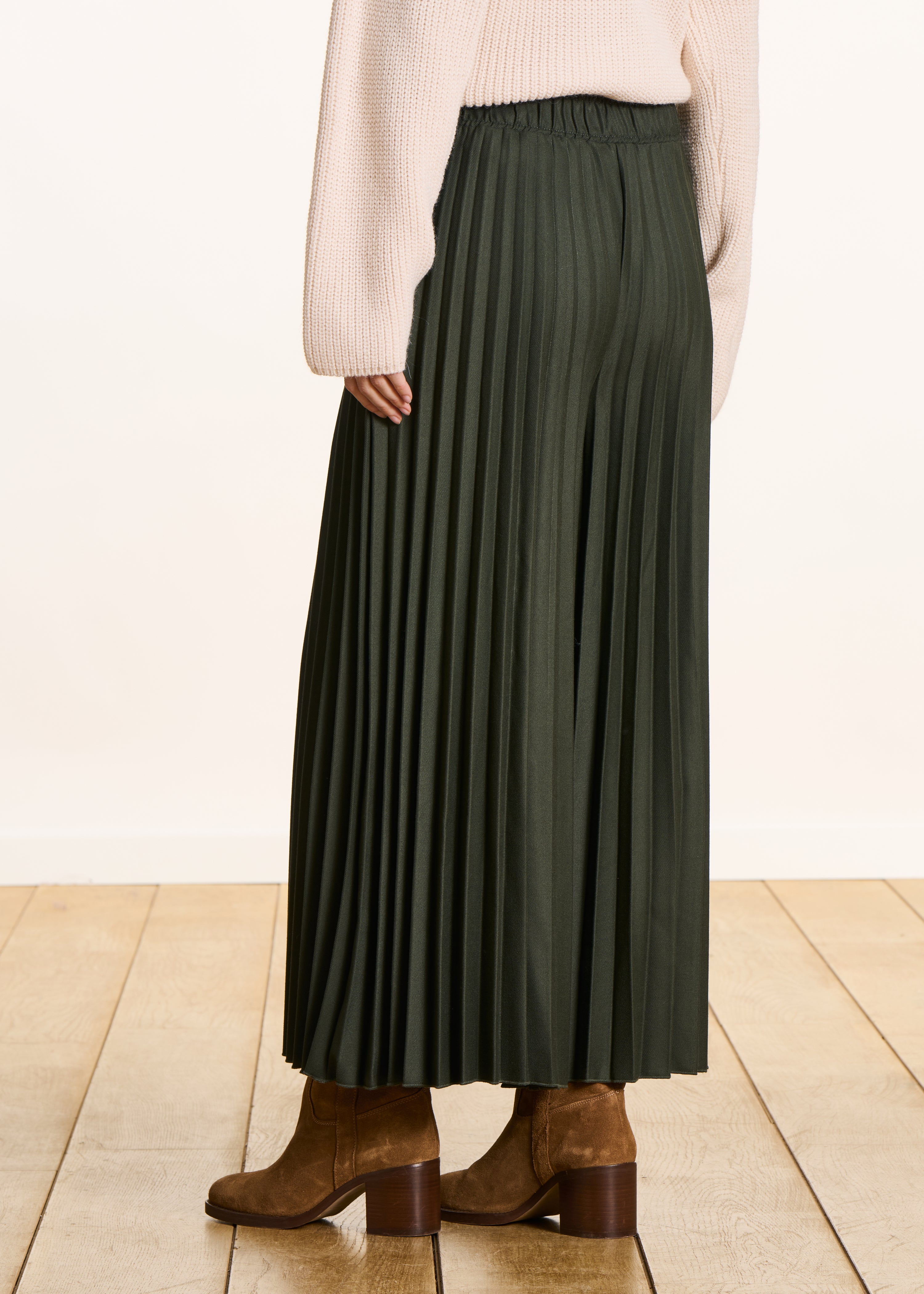 Wide khaki pants in pleated flannel with elastic waist