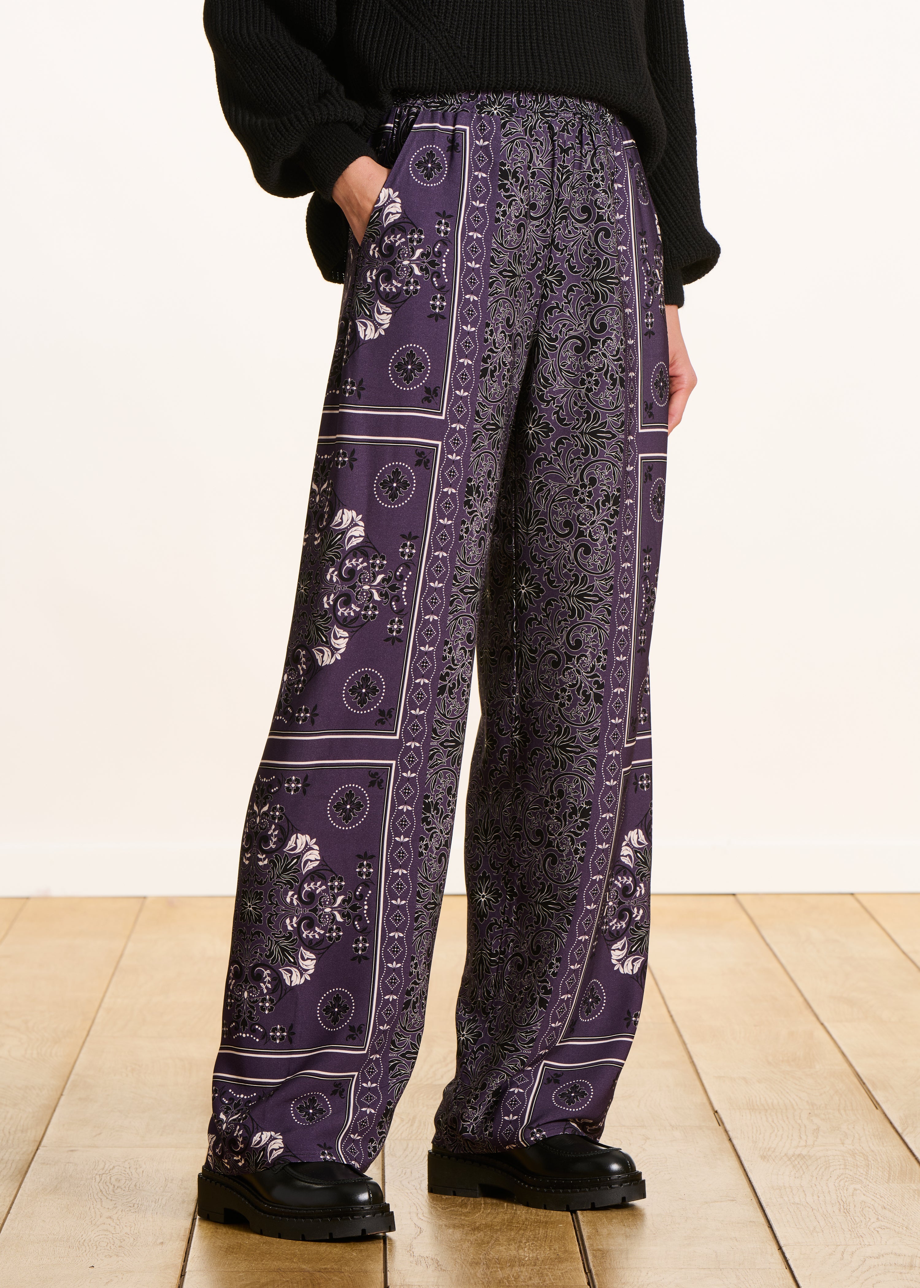 Fließende Hose aus Pflaumen-Twill mit Tuchmuster