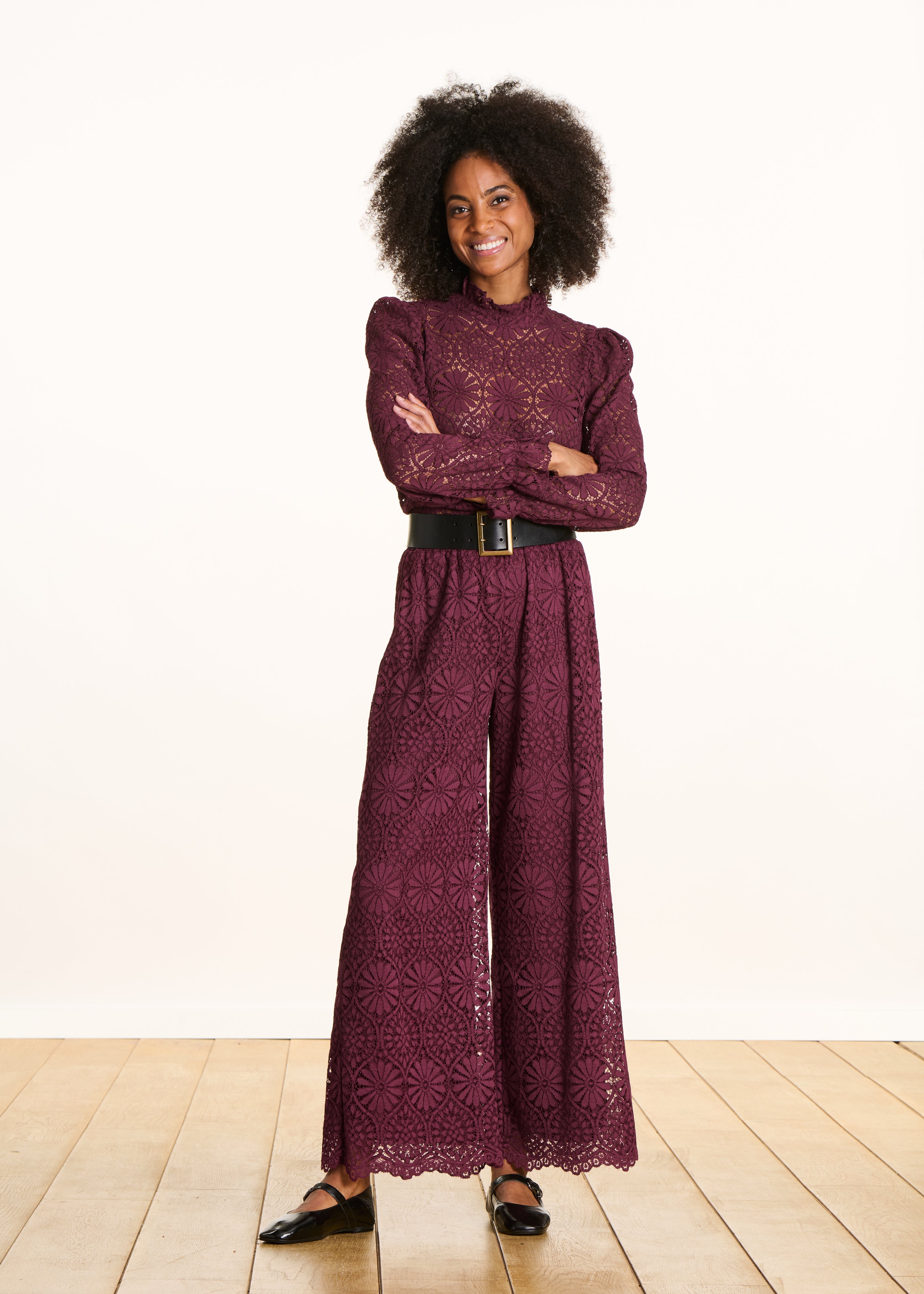 Pantalon droit bordeaux en dentelle