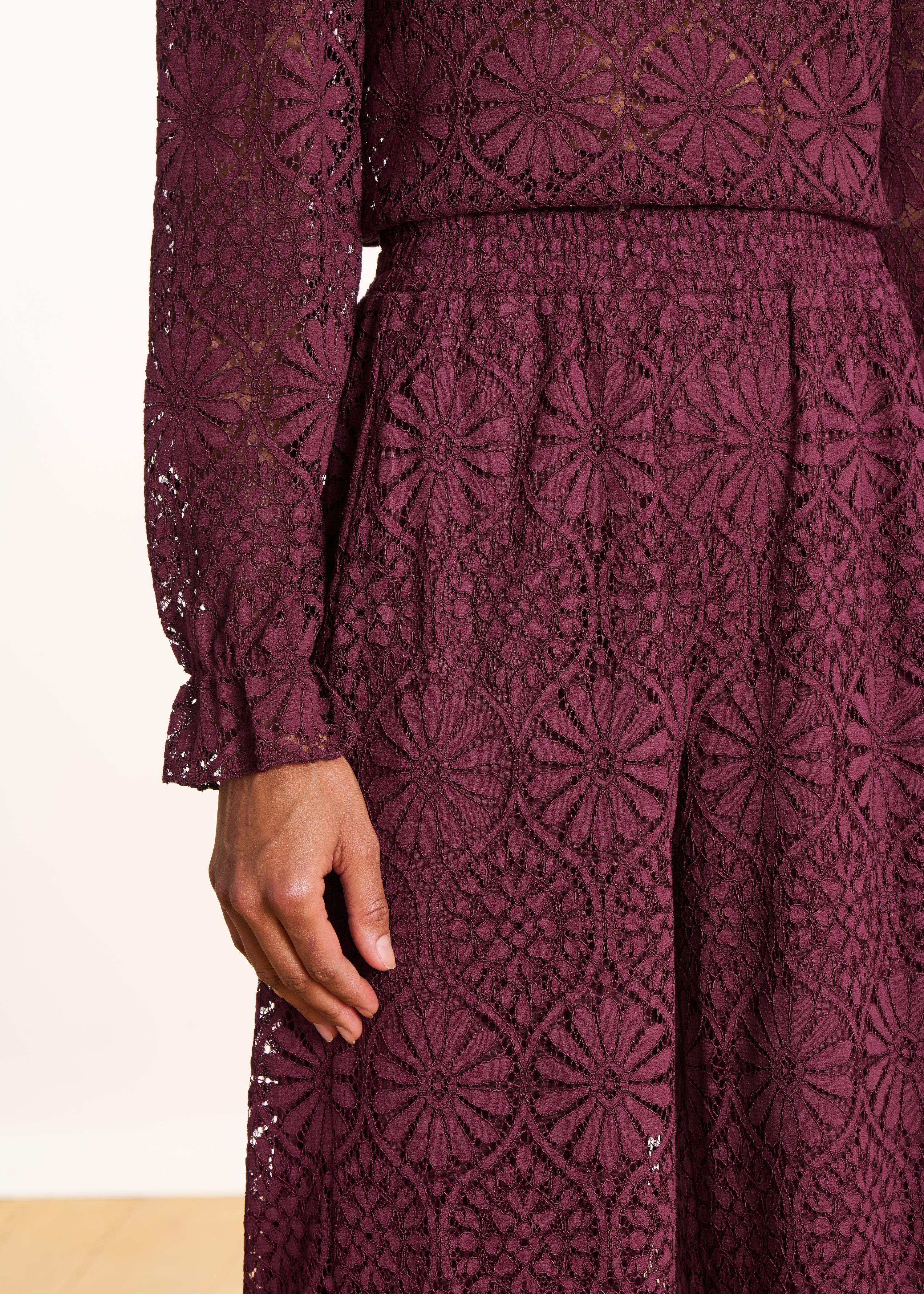 Pantalon droit bordeaux en dentelle