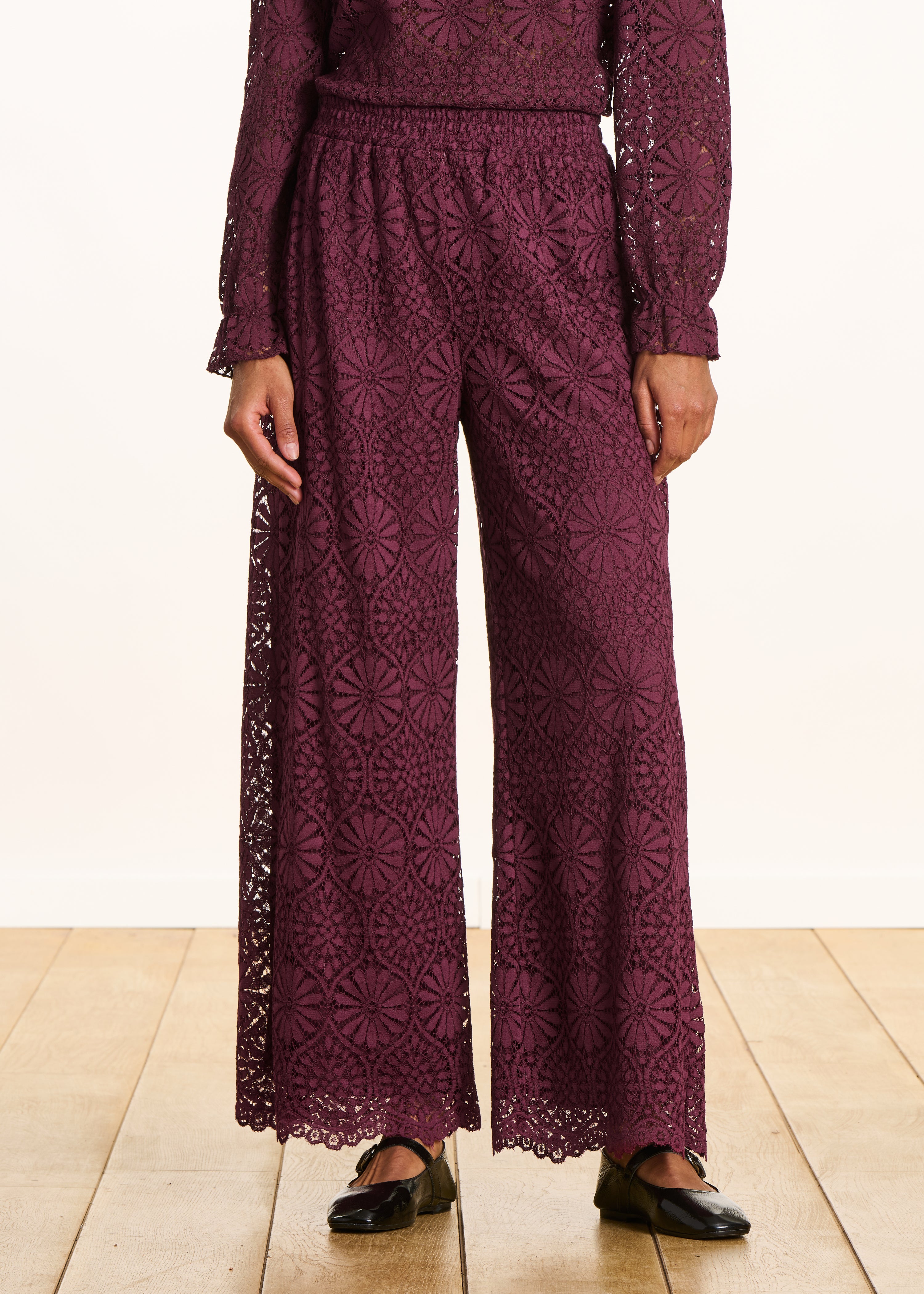 Pantalon droit bordeaux en dentelle