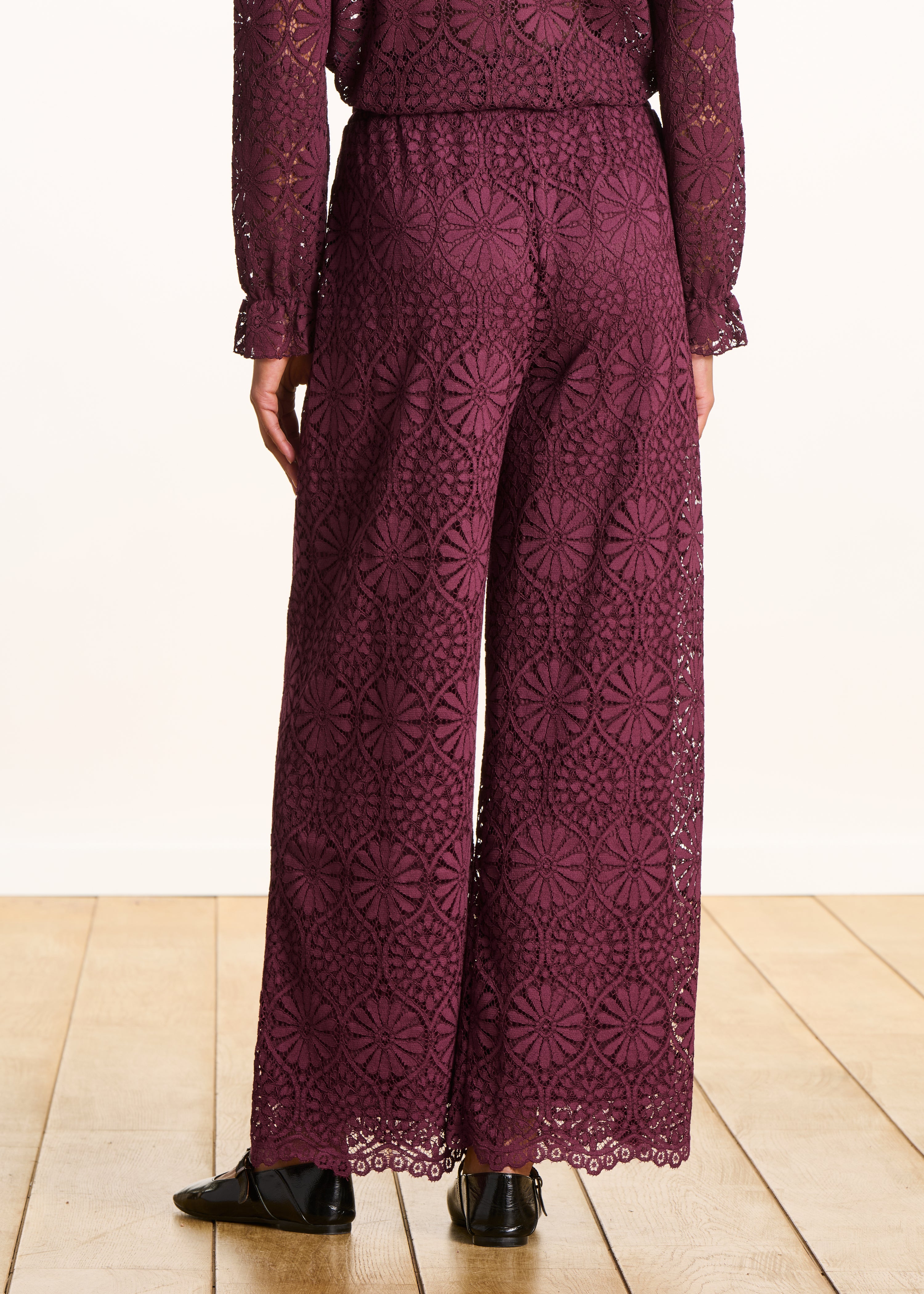 Pantalon droit bordeaux en dentelle