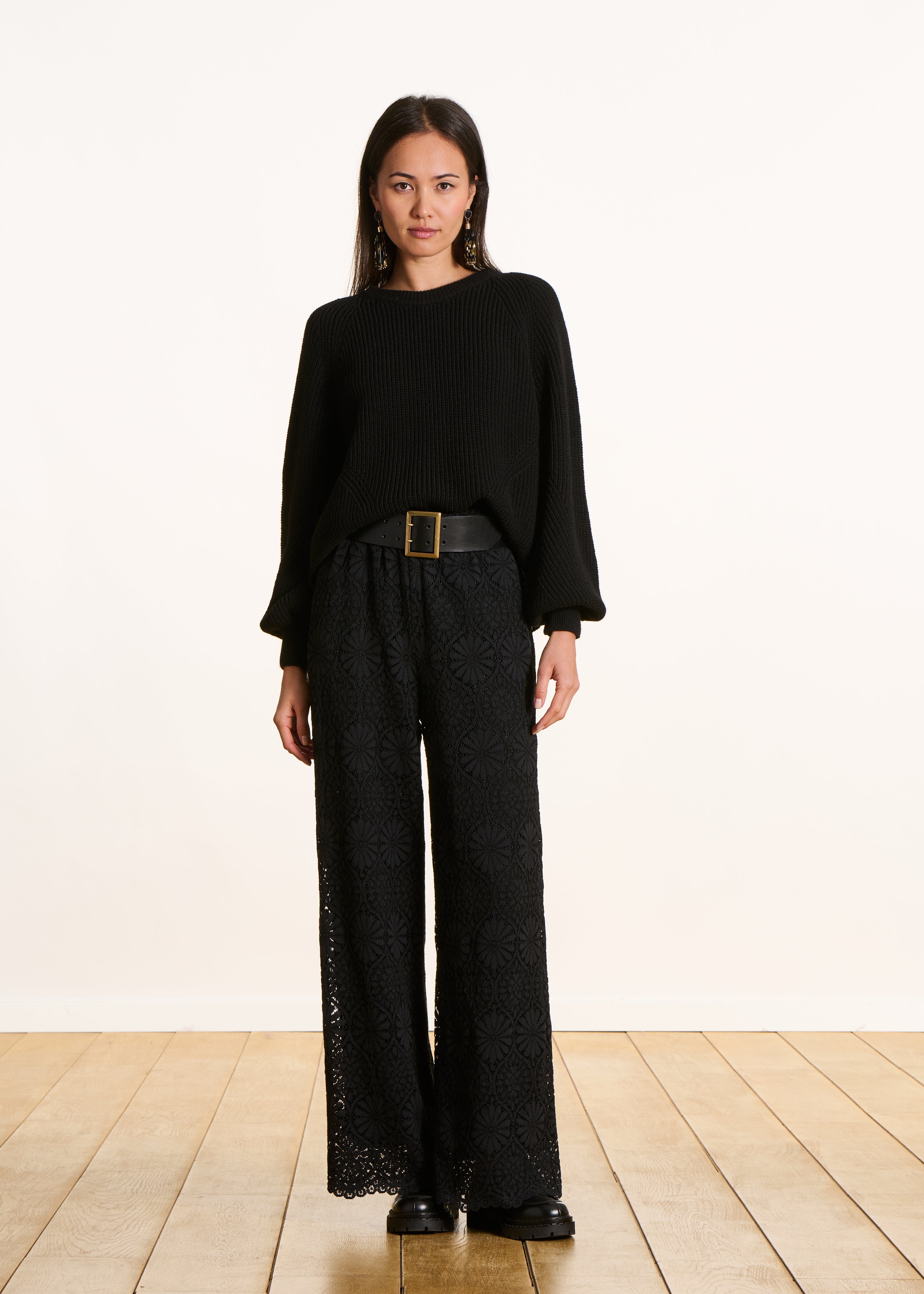 Pantalon droit noir en dentelle