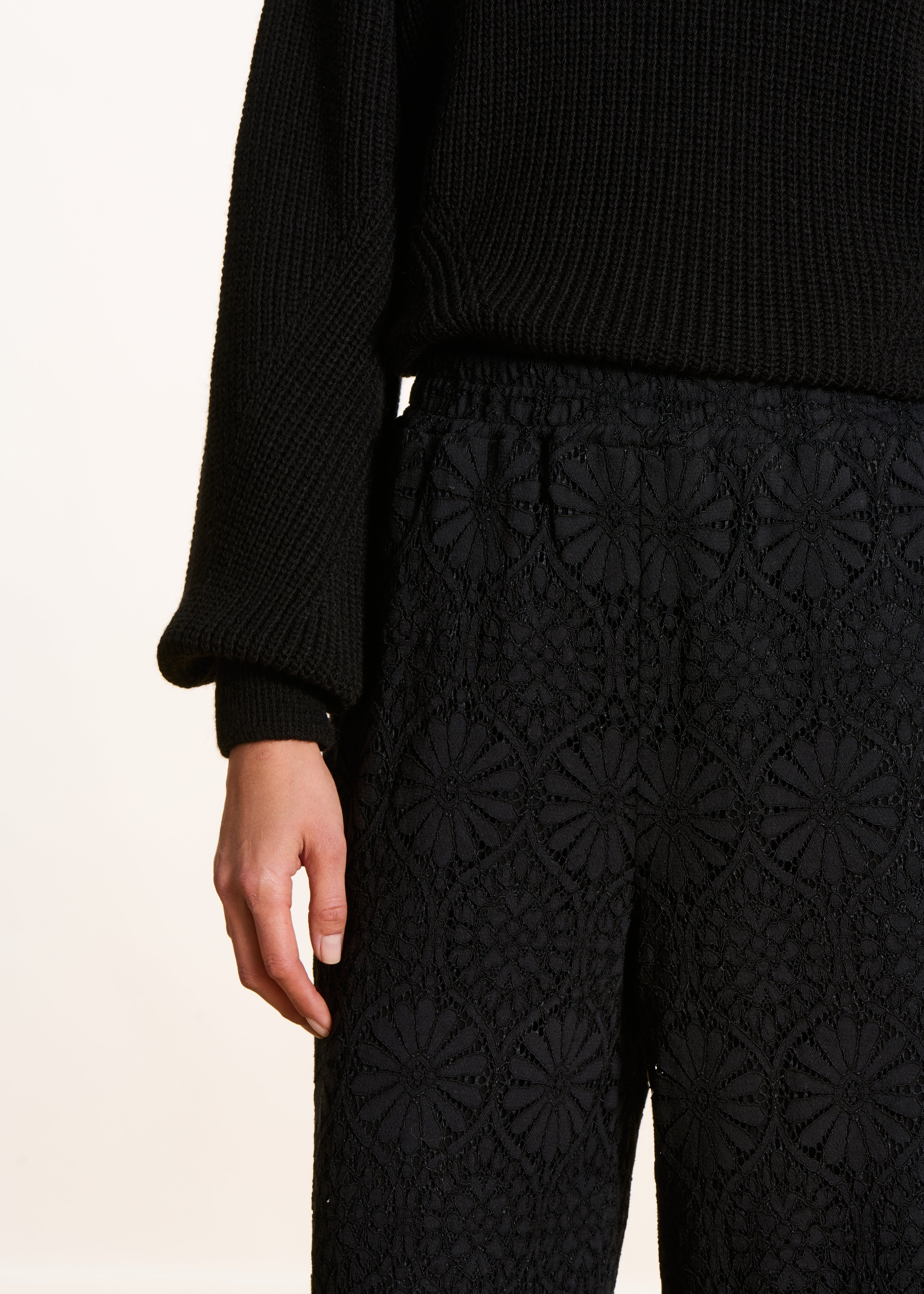 Pantalon droit noir en dentelle