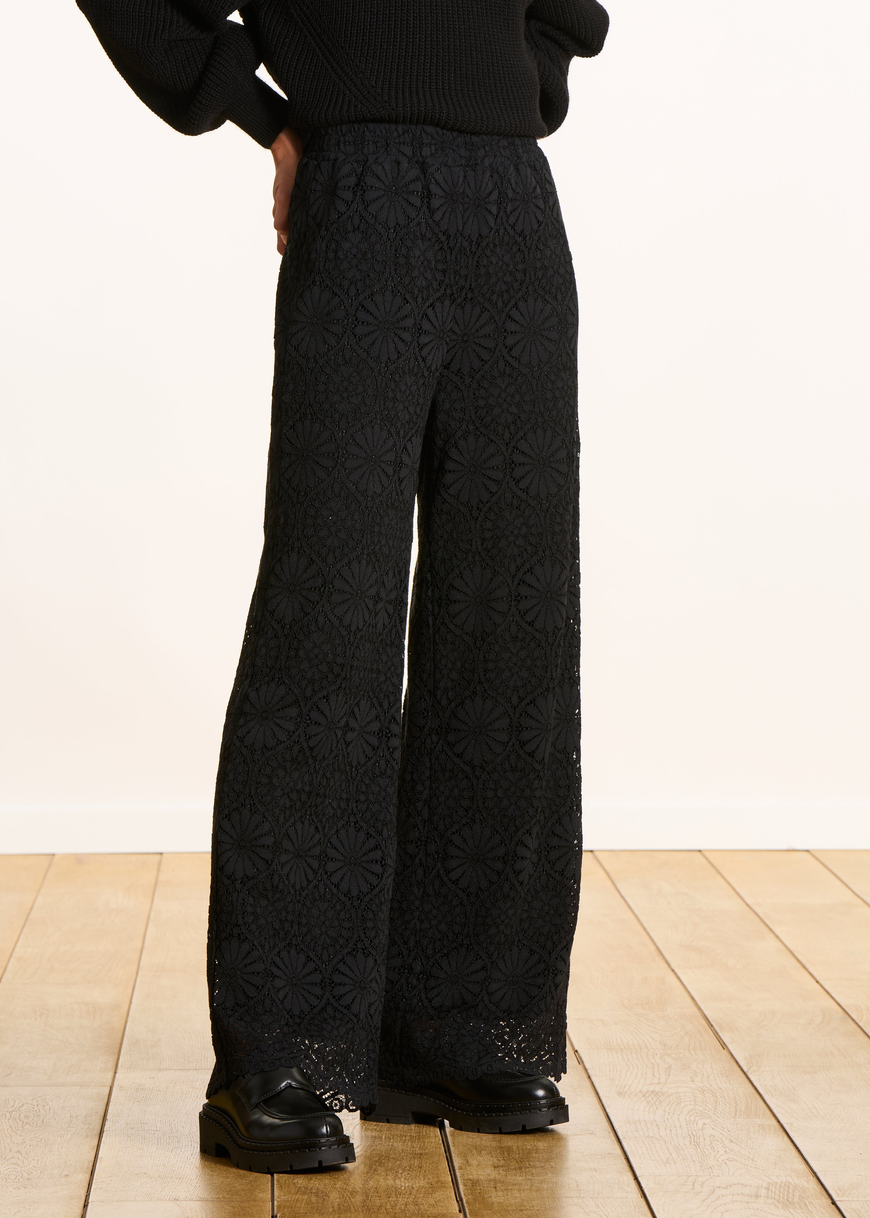 Pantalon droit noir en dentelle