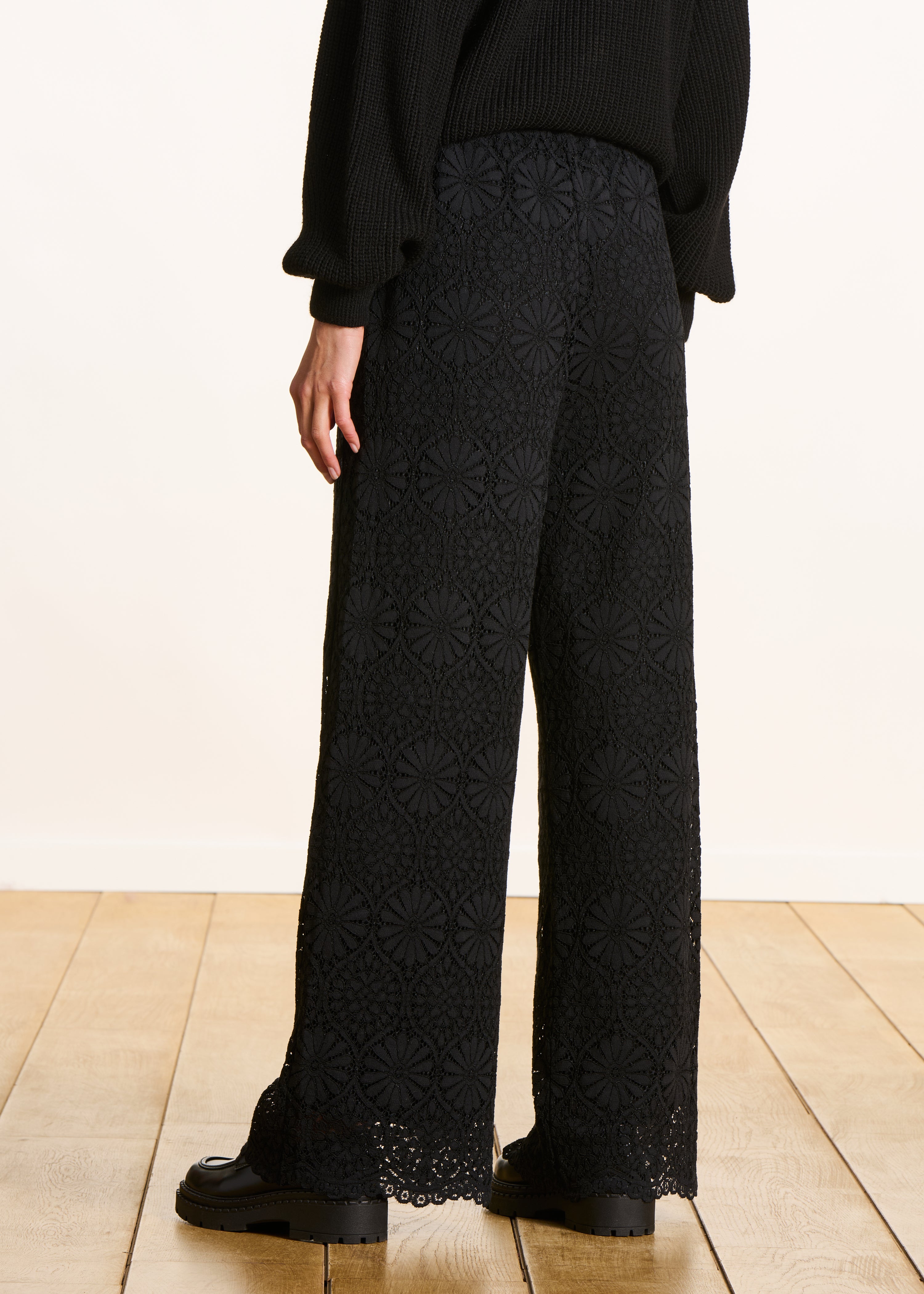 Pantalon droit noir en dentelle