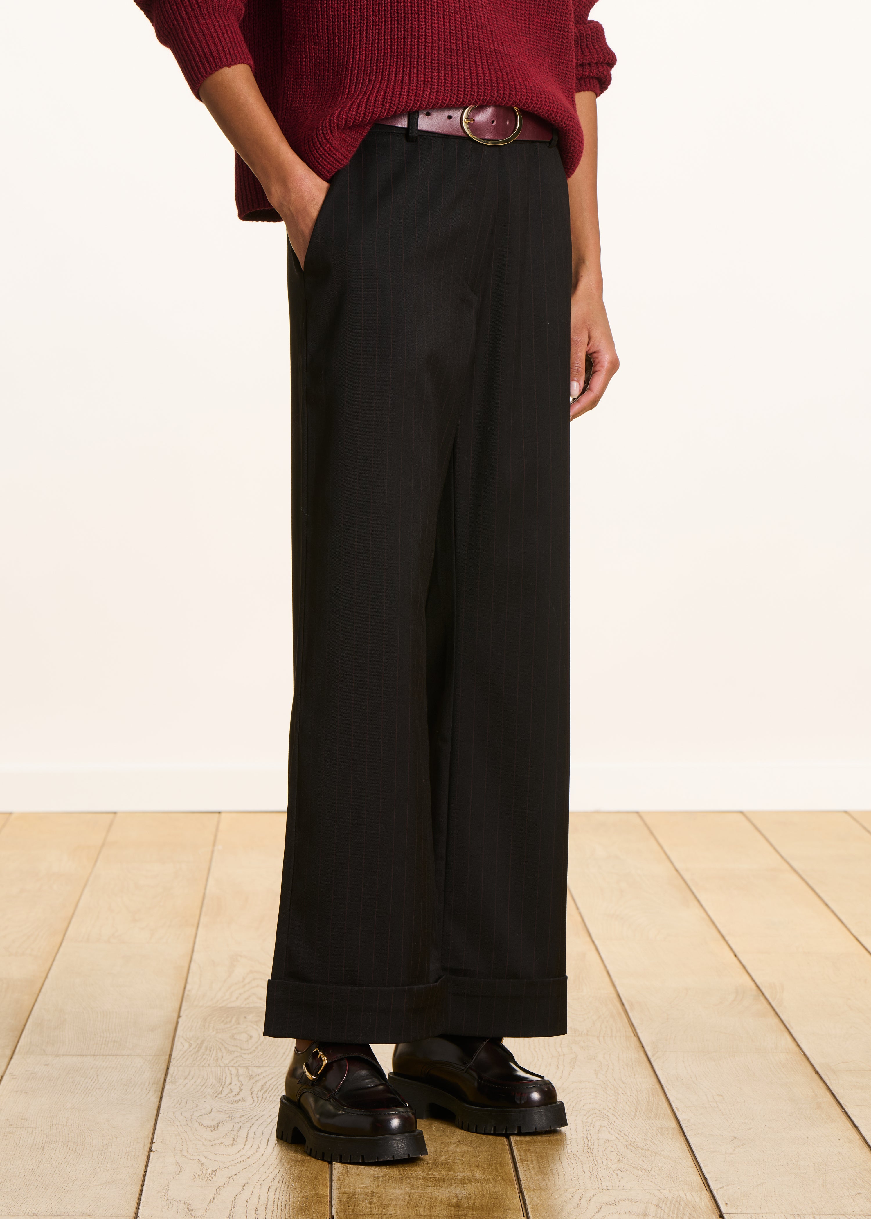 Pantalón recto 7/8 negro a rayas