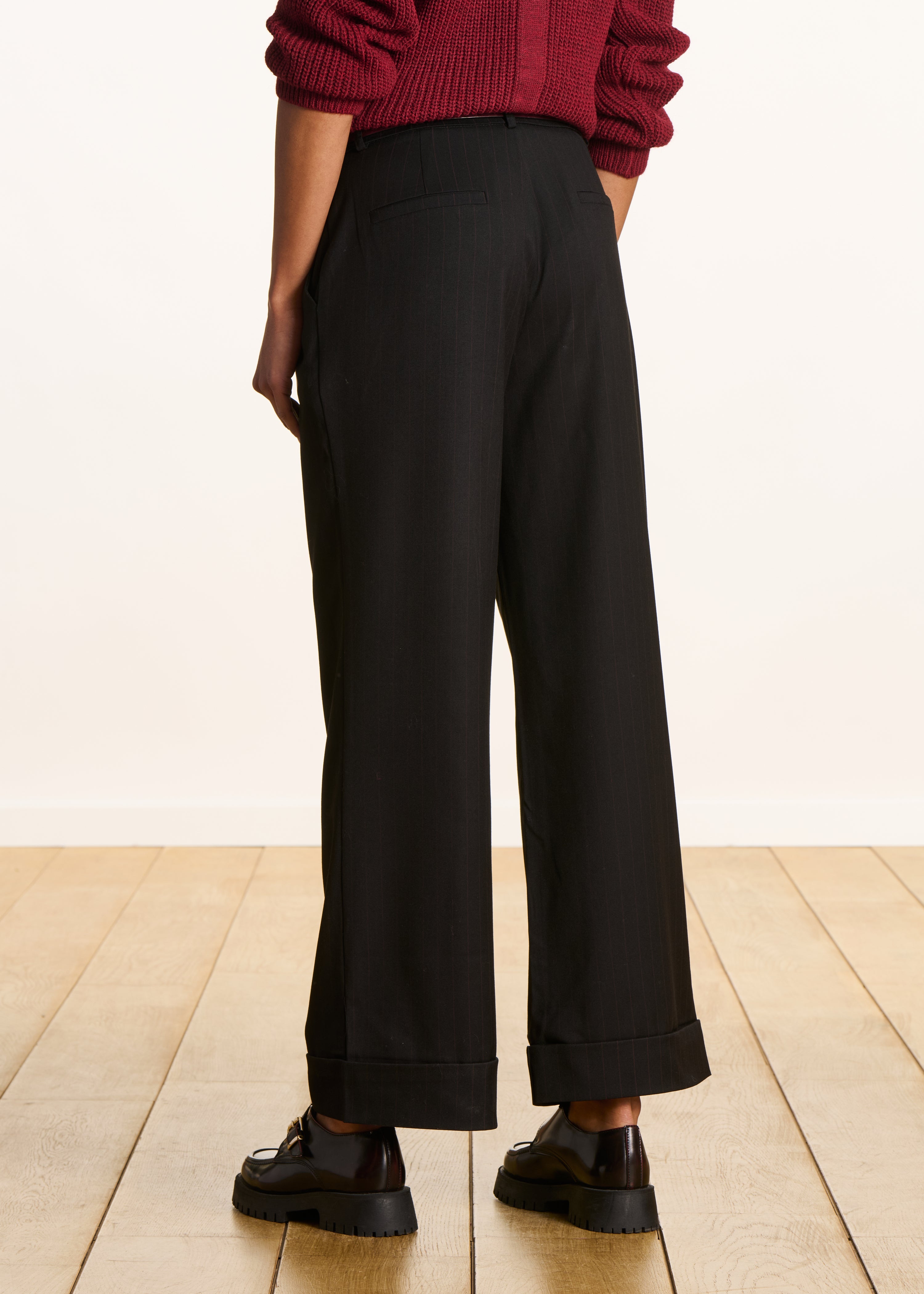 Pantalón recto 7/8 negro a rayas