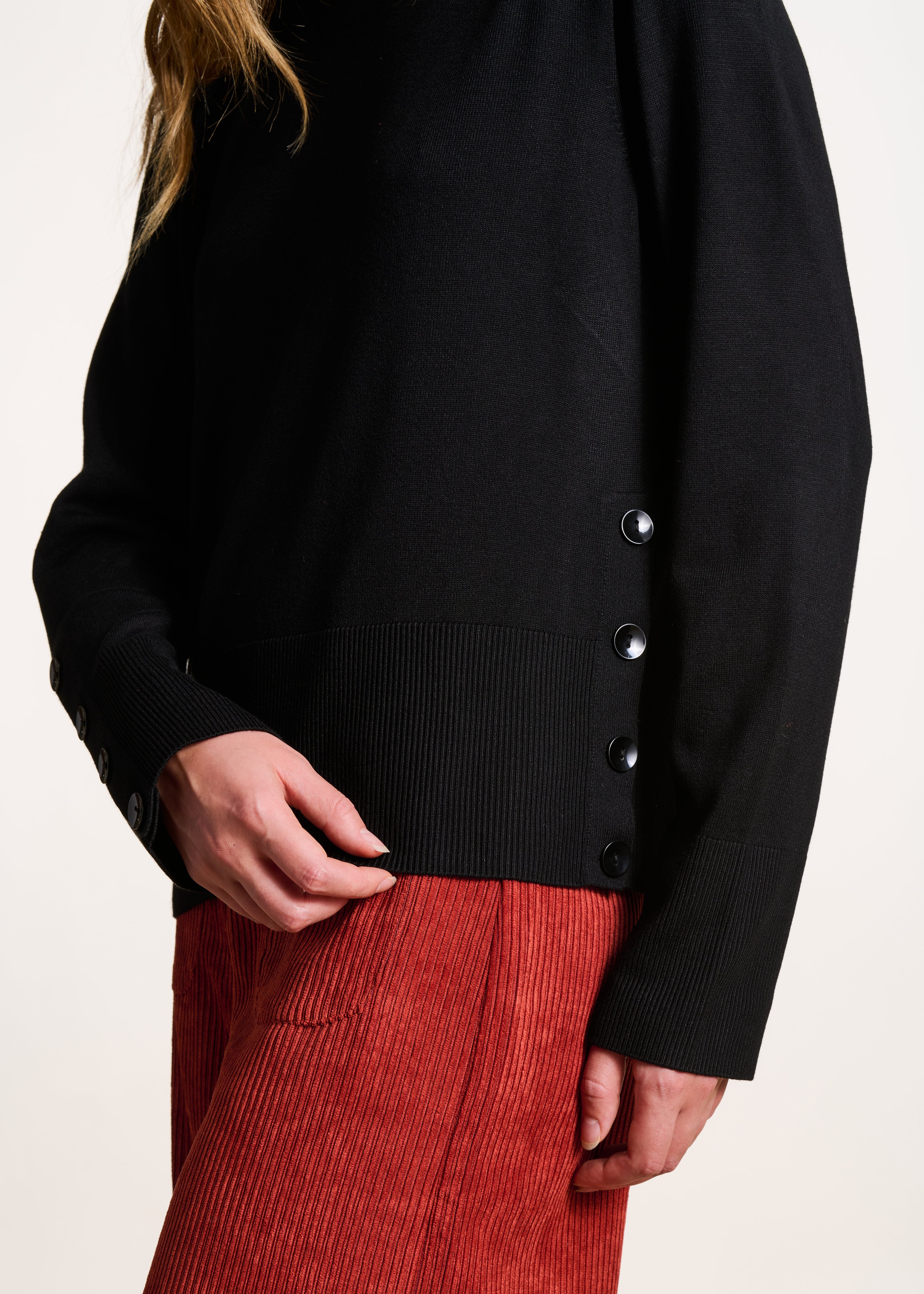 Camisola preto de manga comprida e gola redonda