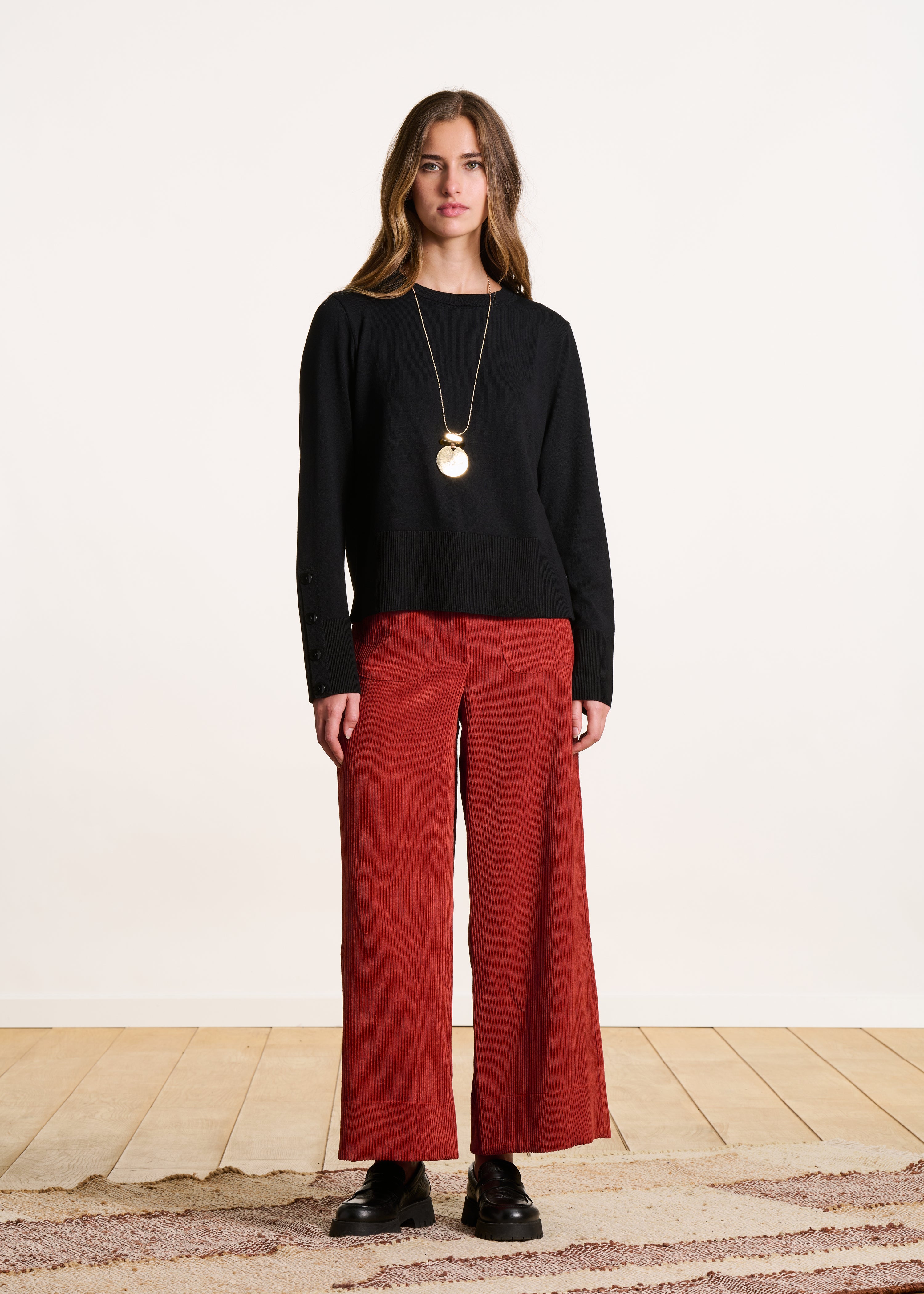 Camisola preto de manga comprida e gola redonda