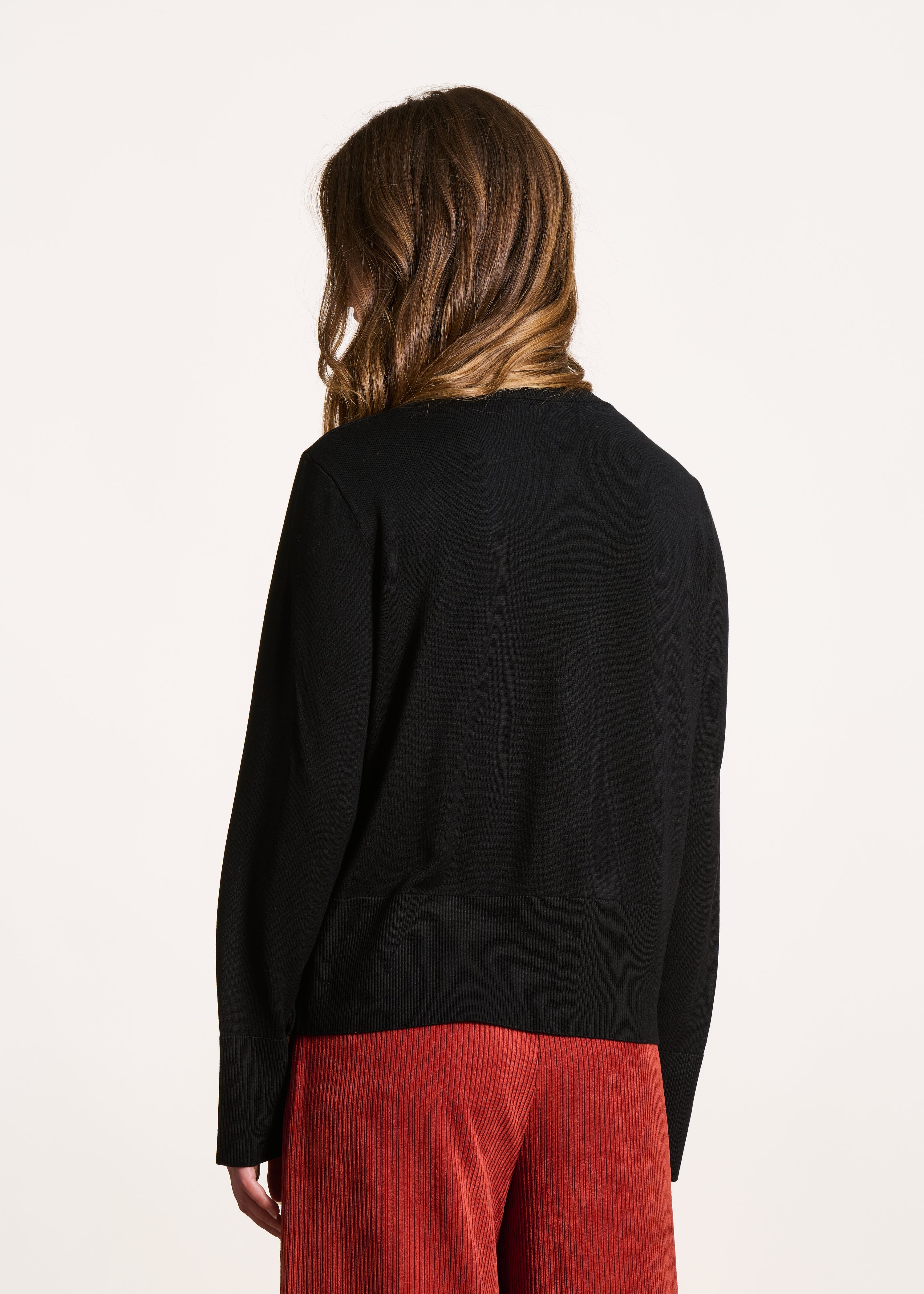 Camisola preto de manga comprida e gola redonda